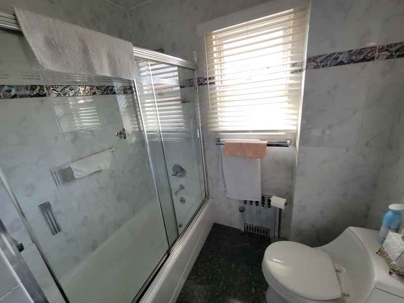 About the Property:
1 Living Room, 3 Bedrooms, 2 Bathrooms
About the Room for rent:
Private Room with its own bathroom
Located in a spacious shared house
Suitable for one person (pets allowed)
Availability: 24th August 2025
Minimum Stay: 1 month
Rent & Deposit
Monthly Rent: $1,050
Security Deposit: $850
Amenities
Car Parking
Air Conditioning (Cooling)
Heating
Laundry
House Rules
Smoking: Allowed
Pets: Dog-Friendly & Cat-Friendly
if interested contact me on melvin12lee@outlook.com