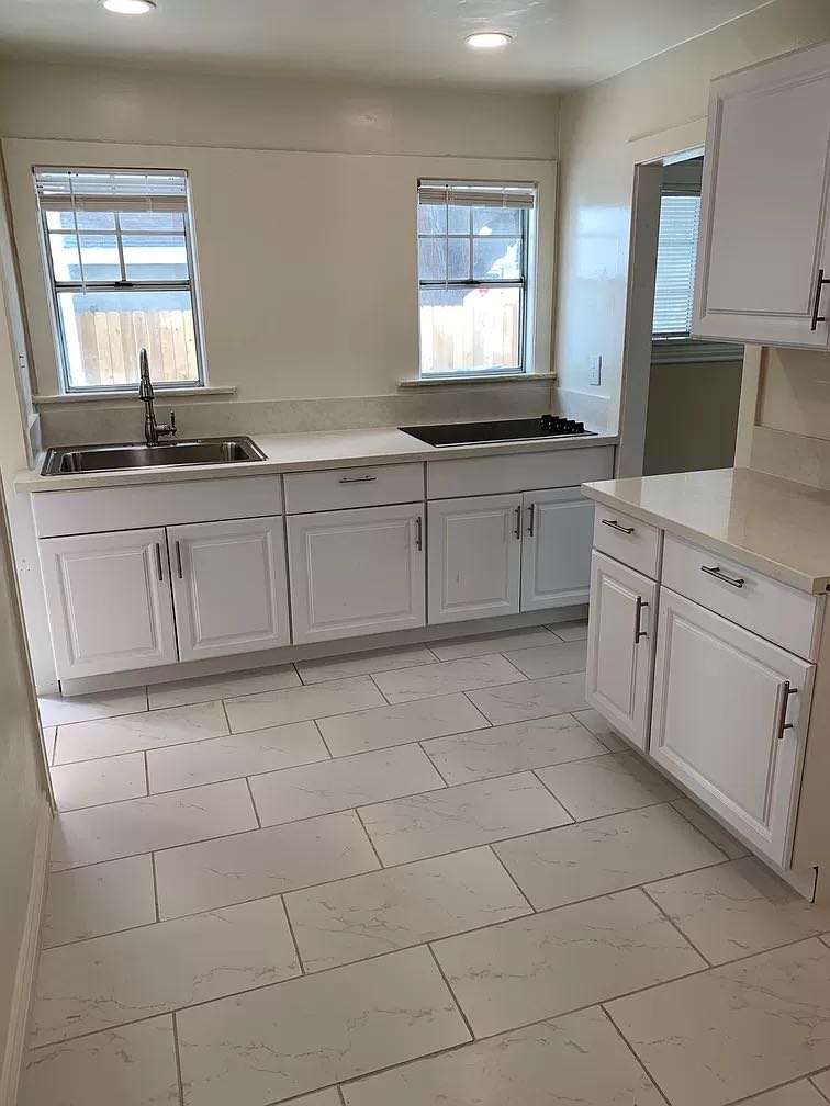 1000 sq ft house located in Mid-City LA. 2 bedroom 1.5 bath.
Lots of parking available, gated, basement for storage, washer/dryer in unit. One month security deposit - Rent is 1300/month + utilities (water included)