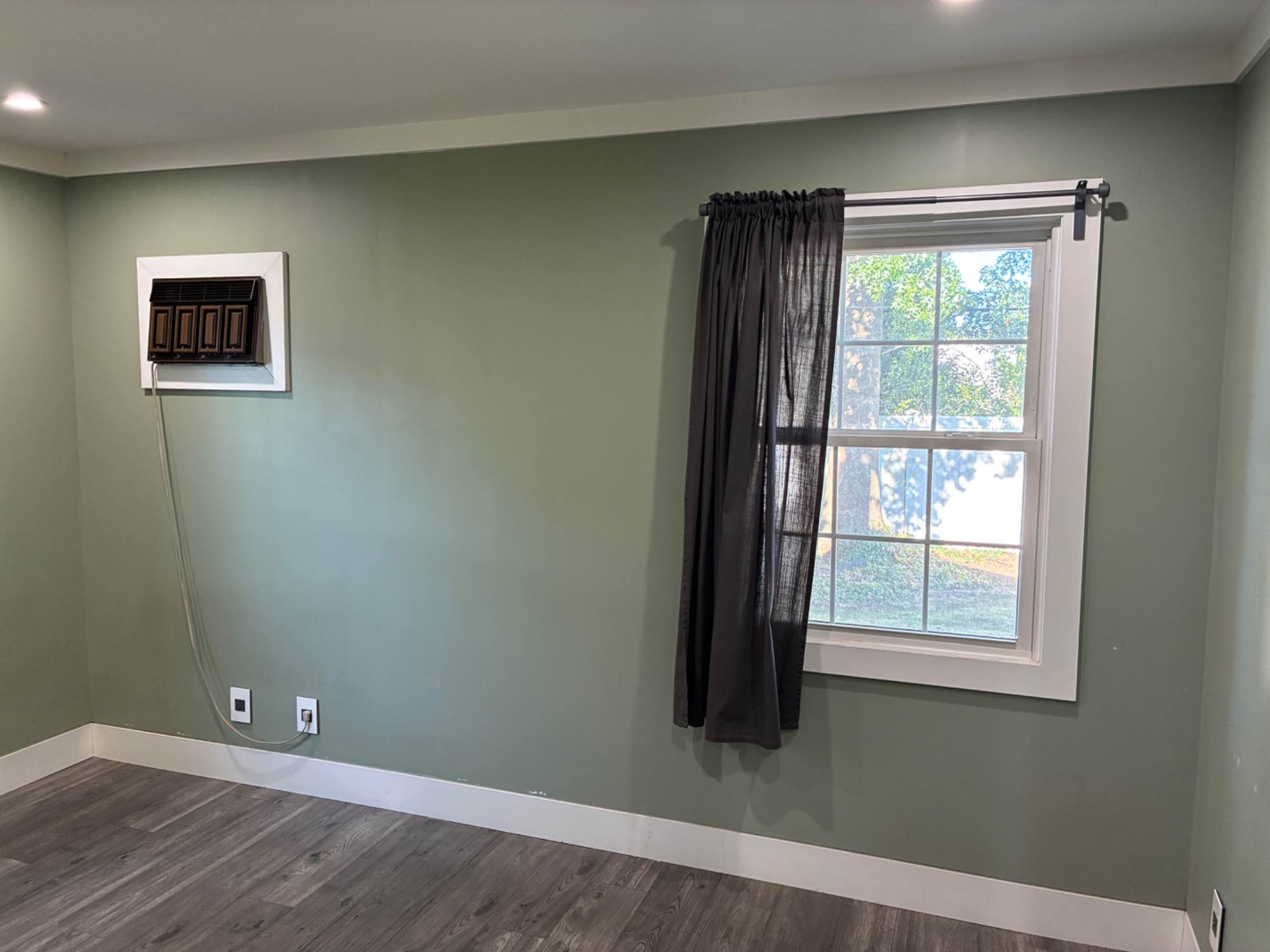 MONTH-TO-MONTH – 30 days’ notice.

Unfurnished private room in a 3-bedroom house.
Rent: $1300/month (utilities included: WiFi, laundry, electricity, water)

Room has two large window with natural light. Closet included.
Shared bathroom with one other tenant.
Shared kitchen with me (working professional) and another tenant.

NO smoking, NO pets, NO drugs – private home, not an apartment.
Looking for a clean and responsible single professional.

Street parking available.
Move-in: currently available
First month + 1 month security deposit required.