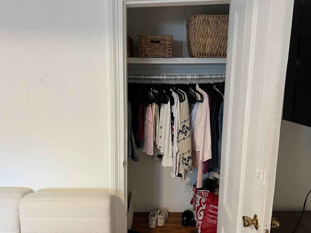 Beautiful one bedroom apartment in a prime location available for rent. Ideal for singles or couples. For more information, please reach out to Habulgord@gmail.com!