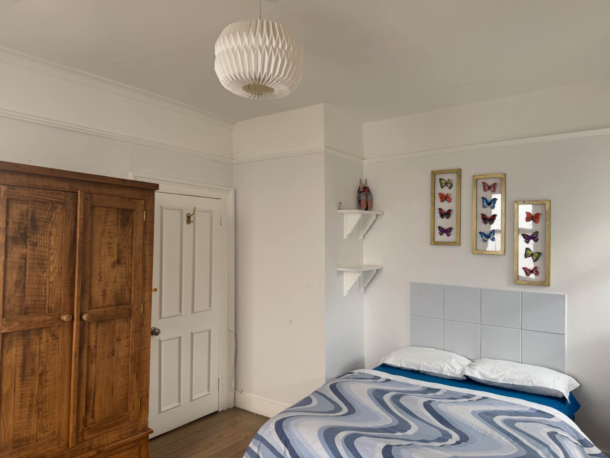 ✨ Spacious Furnished Double Room Available NOW✨

📍 Location:
 • Just 10 minute walk from Streatham and Streatham Common stations, easy commute to anywhere in London. 
 • Surrounded by local amenities: Tesco, Sainsbury’s, Aldi y Lidl 

🏠 Room Details:
 • Fully furnished with a double, a wardrobe, a chest of drawers, a desk and a small fridge for your convenience 
 • Double-glazed windows and central heating
 • Rent: £950 per month (including bills)

👭 Flat Details:
 • Sharing with 1 lovely, clean, and friendly girl. 
 • Looking for a female professional or student who is responsible, clean, non-smoker, and sociable