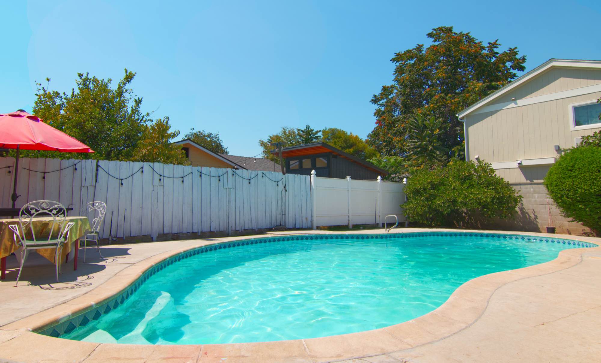 Private Room with Private Bathroom in Our Spacious Home + Pool
Hi! We’re looking for a clean, respectful, and organized female roommate to join our quiet, friendly household.
We live in a lovely 4-bedroom, 2-bathroom home with a spacious living room, big kitchen, and a beautiful swimming pool in the backyard. The house also has off-street parking, central A/C and heating, a washer, dryer, and dishwasher, everything you need for comfortable living.
You’ll have your own private room and bathroom, with no shared walls with anyone else’s bedroom. The room is tucked between your bathroom and the office, so you’ll have plenty of privacy.
Right now, it’s just the three of us: a young married couple (I run an online business, my husband works in production) and our male friend who works in color correction. Two of us work from home, so we’re quiet, respectful, and mindful of each other’s space. One bedroom is used as an office.
The house is in a super convenient location, just a 5-minute drive to CSUN and a 2-minute drive to the 405 freeway.
If you’re looking for a peaceful, welcoming home with great amenities and a pool to enjoy, we’d love to hear from you!