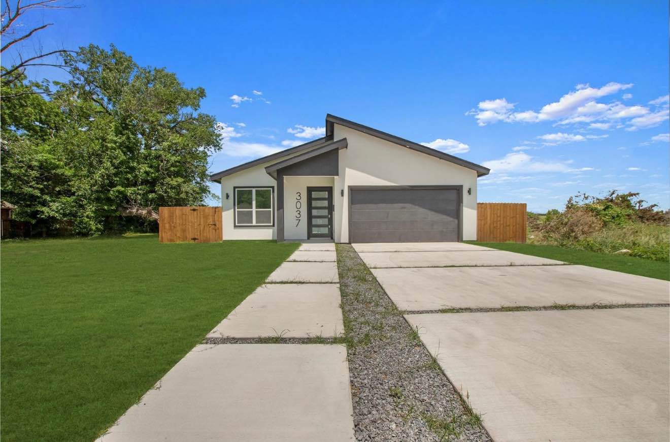 This home has numerous room renters, all very respectful and clean. The home is right up against a huge park and beautiful pond. Perfect for those who like an active lifestyle or just enjoying the views.
The rooms share a bathroom for the exception of the master room, which has its own. Each roommate cleans and upkeeps each area. The kitchen is very big and has enough space for personal items. Laundry room has units inside. Parking will be on the street.
Utilities are shared at 1/4 of the cost to each roommate. That includes electricity, water, waste, and internet.