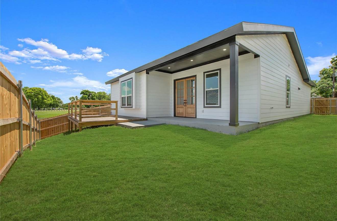 This home has numerous room renters, all very respectful and clean. The home is right up against a huge park and beautiful pond. Perfect for those who like an active lifestyle or just enjoying the views.
The rooms share a bathroom for the exception of the master room, which has its own. Each roommate cleans and upkeeps each area. The kitchen is very big and has enough space for personal items. Laundry room has units inside. Parking will be on the street.
Utilities are shared at 1/4 of the cost to each roommate. That includes electricity, water, waste, and internet.