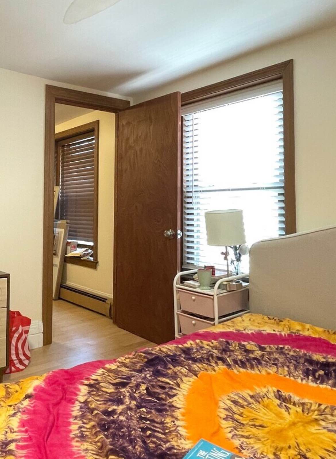 This cozy one-bedroom apartment is now available. It has been lovingly cared for and is ready for you to move in. Perfect for a single person or a couple starting their journey together. Reach out to Habugord@gmail.com to see it today!