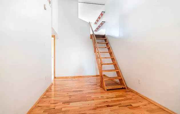 📍 Location:
Bushwick, a 10-minute walk from either the Myrtle J/M station or the Morgan L station.
💰 Rent & Utilities:
$1400/month per person + utilities & WiFi (average $120/month per person).
🏡 Apartment Details:
2.5 bedrooms, 1 bathroom.
3rd-floor walk-up.
Your bedroom is unfurnished, but the rest of the apartment is fully furnished.
👤 About You:
Mid-to-late 20s guy with a 9-5 work schedule.
Non-smoker, no pets.
Looking for someone respectful of shared spaces; I don’t host often (just my girlfriend occasionally).
🙋‍♂️ About Me:
I’m 26, enjoy watching all sports, running, and skiing.