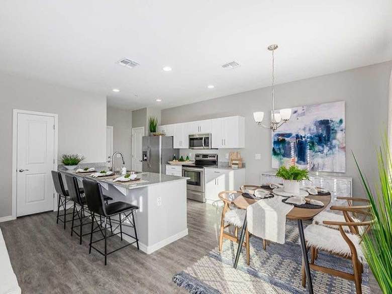 ✨ Master Bedroom Available – Female Roommate Wanted ✨
Hi ladies! I’m looking for a female roommate to take over my spot in a beautiful 3-bedroom home in Phoenix (38th St & Thomas area). You’d be living with two amazing, kind and respectful women (25 & 27) who are super easygoing and communicative. Lived here for 2.5 years and only moving for work but this space Is truly the best 🥲.
🏡 The Room:
– Master bedroom with a HUGE closet
– Double sink in the en-suite bathroom
– Tons of natural light and space
– Available end of September
🏠 The home:
- Shared half bath for guests
- Backyard with artificial turf
- Smart home (gated, alarm system, and doorbell camera access)
- 2 car garage
💰 Rent is $966/month + SRP (water sewage, trash, and internet all Included)
📍 Location: Central Phoenix, close to Arcadia, Biltmore, and freeway access
🐾 Dog-friendly (one sweet pup already lives here! 4.5 years old)
🚫 No drama
I’ll be posting photos soon, but feel free to DM me if you’re interested or want to come see the space. Looking for someone clean, financially stable, responsible, and chill. Lease runs through May 2 2026