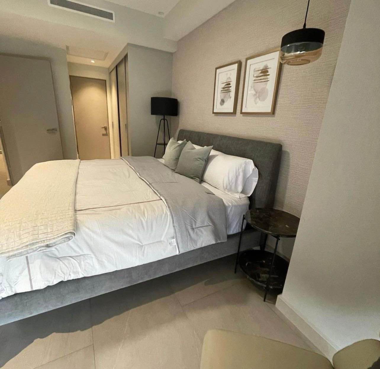 ¡Busco compañero de piso en Roma Norte!
$5,000 MXN MENSUALES
Busco compañero de piso hombre o mujer, Soy gay 🏳️🌈. La habitación cuenta con baño propio dentro. Es una habitación bastante grande. Con un colchón que amarás su suavidad ♥️ Ya incluye ropa de cama y TV smart.
Tu habitación tendría una Alexa. En el departamento solo vivo yo Tienes un cajón de estacionamiento Tenemos un pequeño gimnasio y alberca en el edificio. La zona es súper tranquila y el metro está a media cuadra.
Pido: Mes de renta, mes de depósito e identificación. El alquiler ya incluye todos los servicios. El contrato puede ser de 2 meses a un año. Tenemos ascensor y estamos en un tercer piso. Yo estoy muy tranquilo, muy bien de fiesta y me gusta mucho la limpieza.
Dirección exacta: Calle Cozumel número 21 colonia Roma Norte.