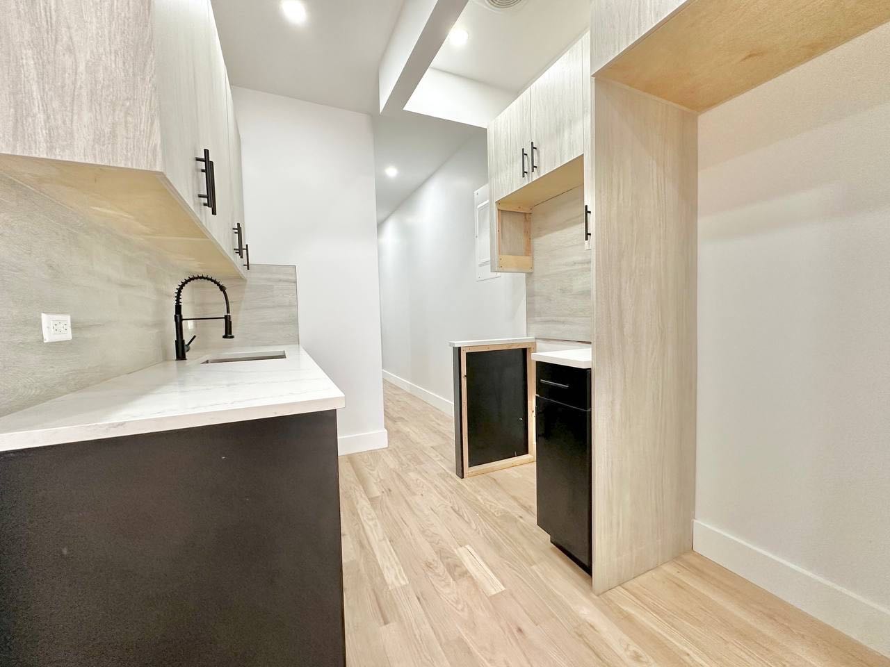 863 Hart St, Brooklyn, NY 11237-3253, United States

🏡 No Fee rooms in Bushwick! 🏡
Only first and security deposit needed - ready for immediate move-in! 🚚
Pets are welcome 🐾 and virtual tour available! 

This recently remodeled building offers laundry facilities, private bathrooms, spacious closets, and large windows in each bedroom! Located near Maria Hernandez Park and the L train at DeKalb Ave! Perfect location, perfect neighborhood vibes - what are you waiting for? 🌳🚇