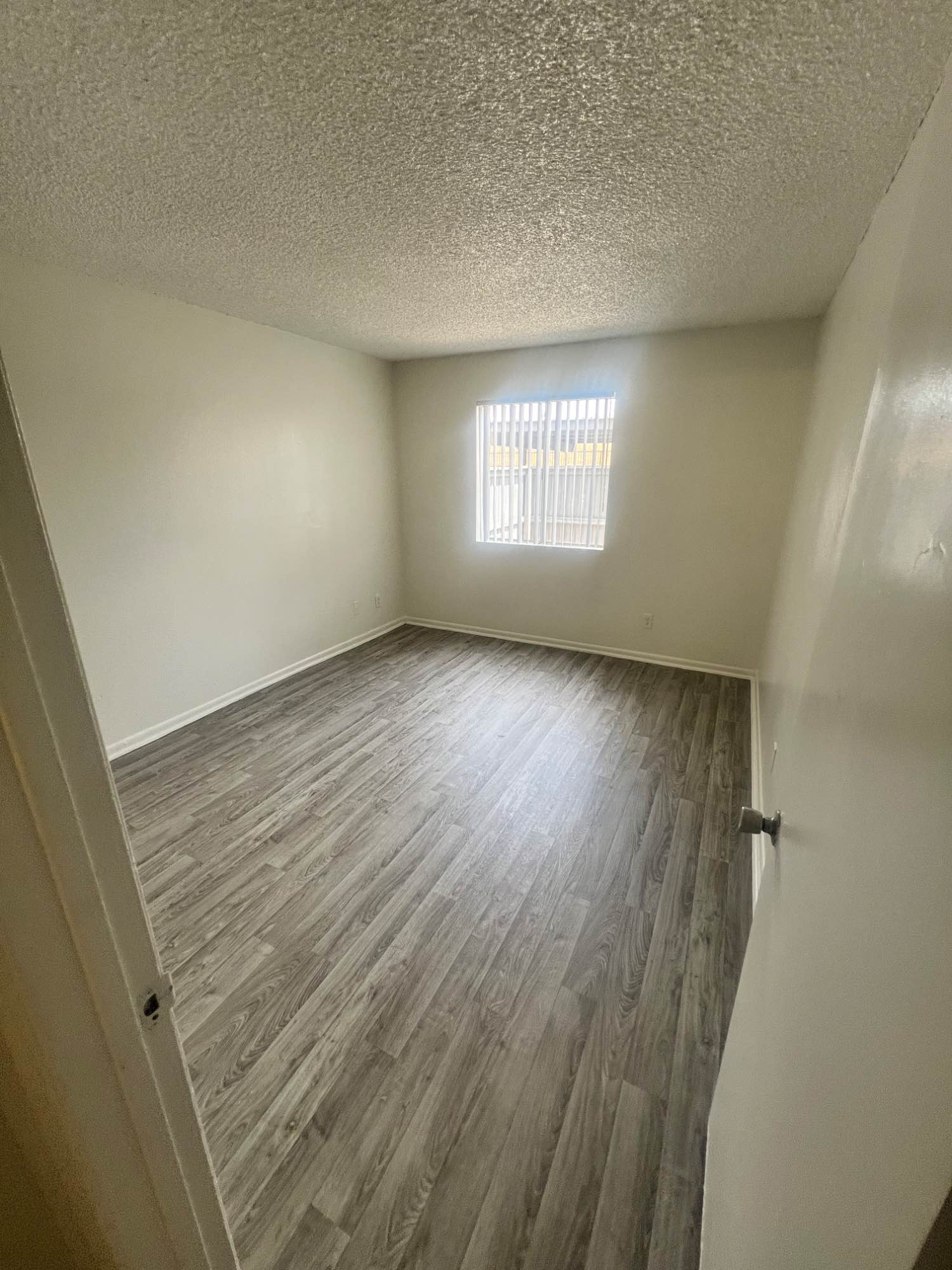 Room for rent. Immediate move-in available. Utilities included. Pets okay (fees apply). This is a month-month basis, you’d have your room along with your own bathroom. Access to shared living spaces. First floor. Parking available right outside apt. Right by the i17, around plenty of restaurants and food places, bus stops right by apartments (both sides). Everything you could need.