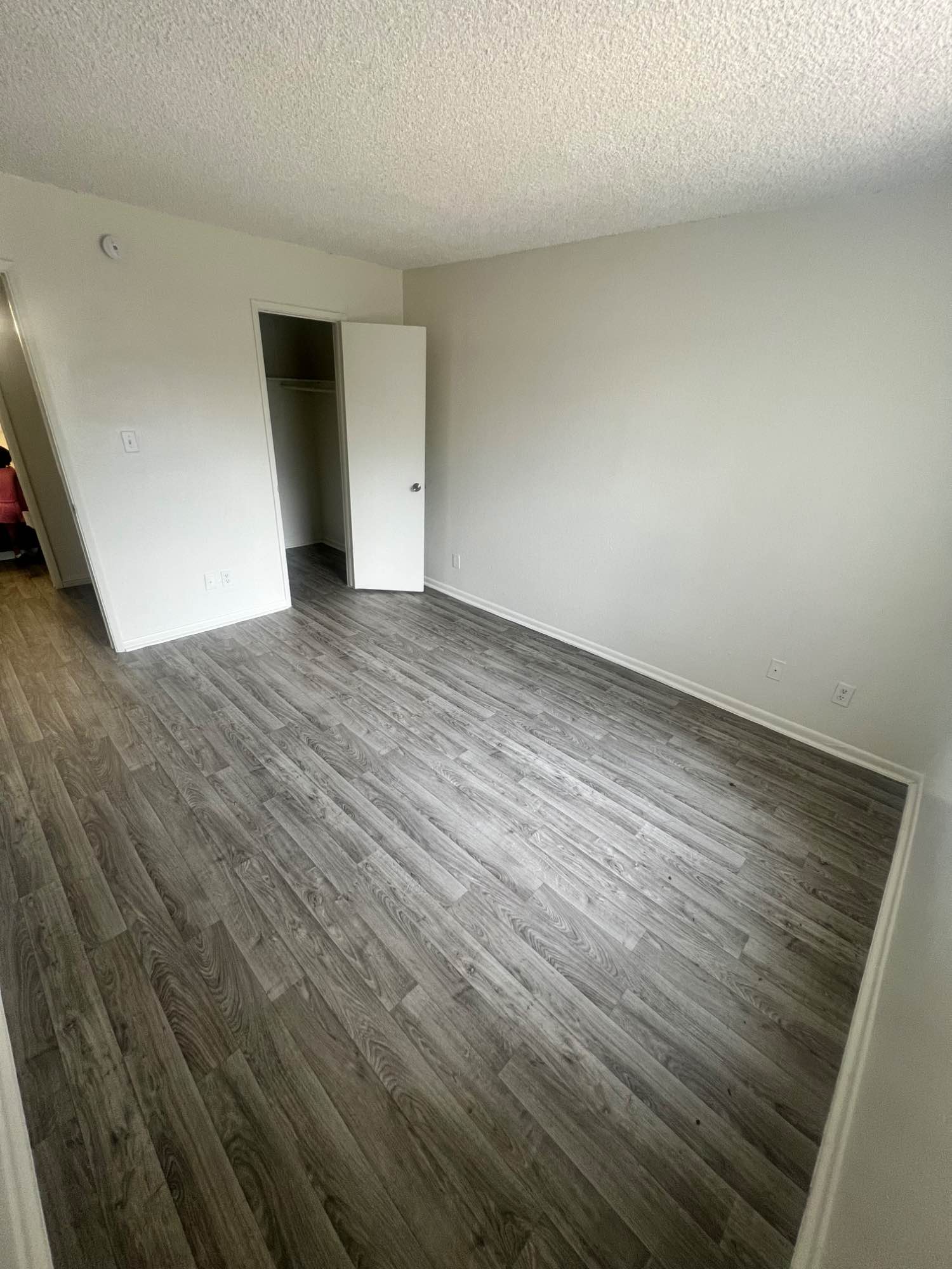 Room for rent. Immediate move-in available. Utilities included. Pets okay (fees apply). This is a month-month basis, you’d have your room along with your own bathroom. Access to shared living spaces. First floor. Parking available right outside apt. Right by the i17, around plenty of restaurants and food places, bus stops right by apartments (both sides). Everything you could need.