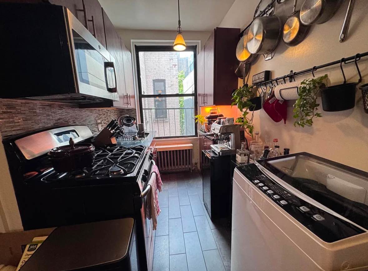 Hi, My apartment is available for rent. Utilities (Electricity, Gas, AC, Heat, WiFi) are included in the rent price.

The room is fully furnished, the apartment is in a great location only few blocks away from the train station and Hospitals. There are many stores, shops, restaurants, and supermarkets within walking distance away. Also, a laundry mat is in the building in the basement, open 24/7, and a couple of great pizza places, as well as nice restaurants- Chinese , Mexican and Japanese and the likes.

If you're looking for a friendly, clean, peaceful, spacious place in the city, I strongly recommend my apartment. 

Message me for more info and to  schedule a meet-up/viewing.