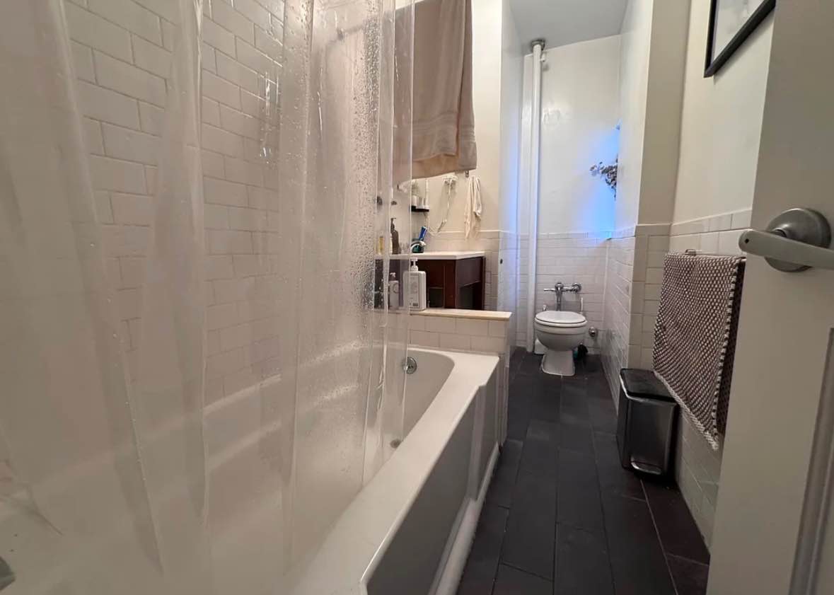 Room rental in 3 Hanover Square Apt 7k, New York, NY 10004, USA - entire Room