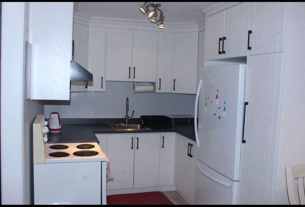 A cozy 1 bed, 1 bath apartment with hardwood floors, lots of natural light, and a modern kitchen. It's the perfect place for a city dweller looking for a comfortable and stylish home