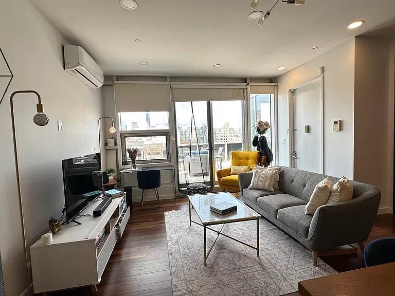 Hello my name is Ashley have fully furnished bedroom apartment thats comes with a private kitchen and toilet available for rent for $900 including utility bill(it has a private kitchen bedroom and toilet) for more information contact me 712-327-7896,ashleysnells136@gmail.com