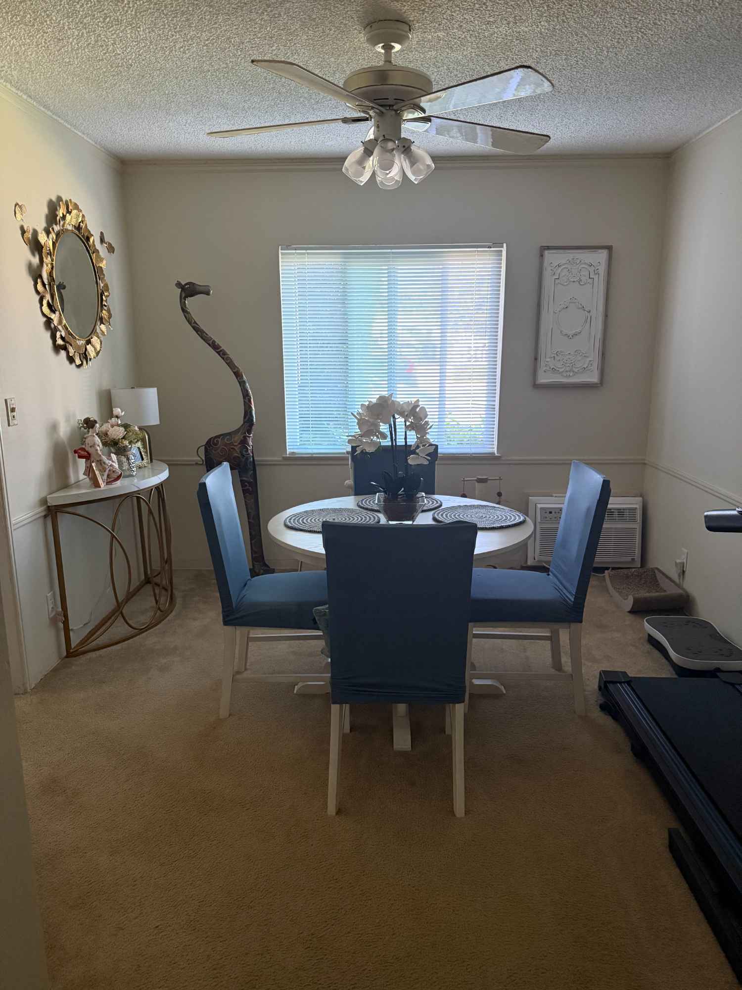 Room Available in 2BR/1BA Apartment – Sherman Oaks
Looking for a respectful and responsible roommate to share my 2-bedroom, 1-bath apartment in a quiet 8-unit building in Sherman Oaks.
The available room is private, with a shared bathroom. The apartment is comfortable, well-kept, and includes:
✅ Rent: $1,150/month (utilities & internet included)
✅ Move-in: First & last month’s rent due at move-in
✅ Furnished option: Room includes a full-size bed and television (can be removed if preferred)
✅ Comfort: Portable A/C unit in your room (no central air)
✅ Parking: Street parking only
✅ Laundry: One washer/dryer in building (I usually use a nearby laundromat)
✅ Pets: Sorry, no additional pets (I already have two friendly cats), but small caged pets or fish are welcome
About Me
I’m a gay professional who’s quiet, clean, and considerate. I value a calm and respectful home environment and hope to find someone who feels the same. I’m usually out during the day for work. My two cats are part of the family, so you’ll need to be comfortable with (and hopefully like) cats.
What I’m Looking For
A roommate who is tidy, courteous, and easygoing
Not someone who hosts frequent parties or overnight guests
No smoking or drugs, please
💡 The building is generally peaceful, though the upstairs neighbors have kids and can occasionally be a little noisy.
If this sounds like a good fit, I’d love to hear from you!