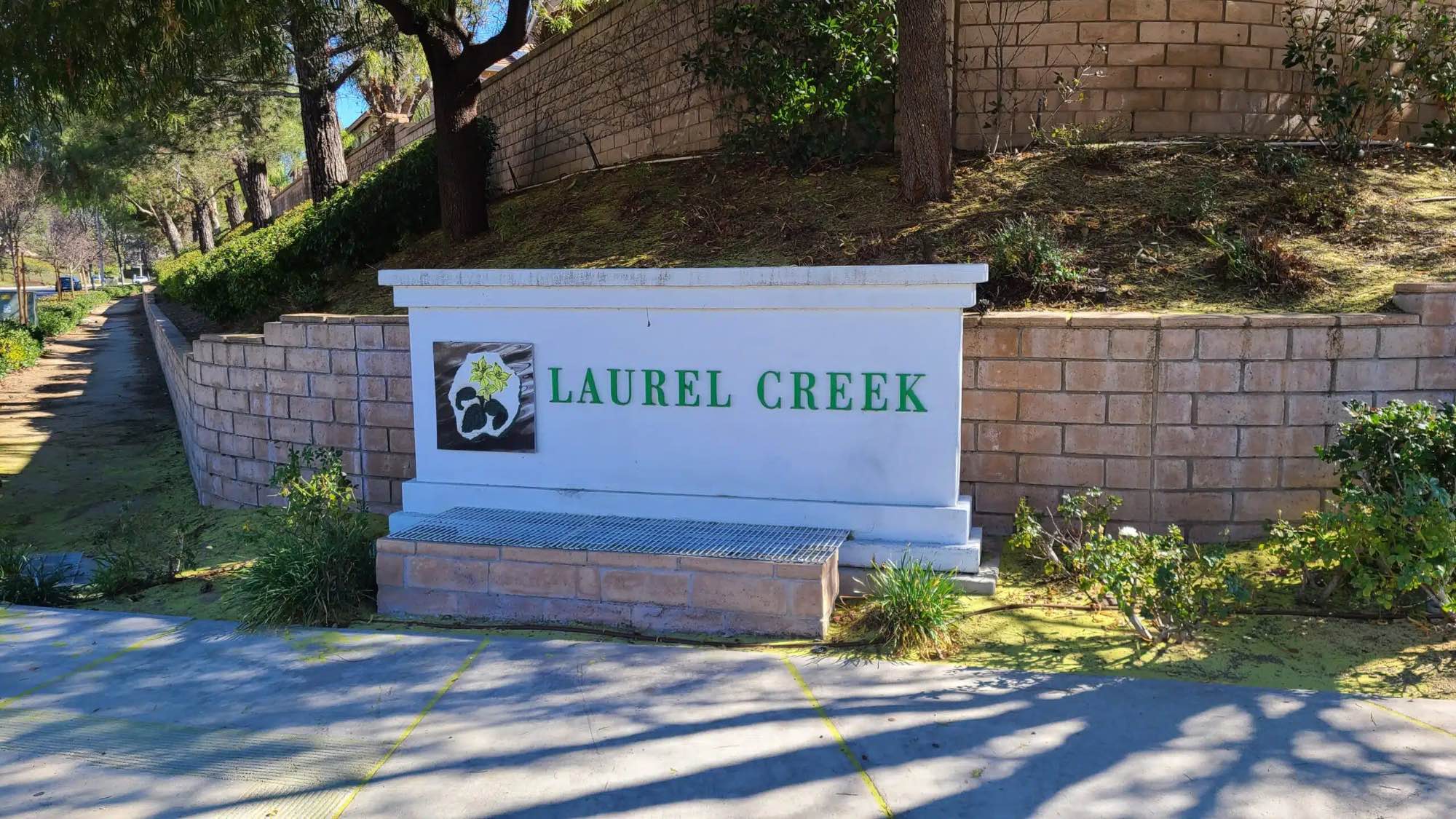 A bedroom in a gated community with 2 cats and a community park and pool 