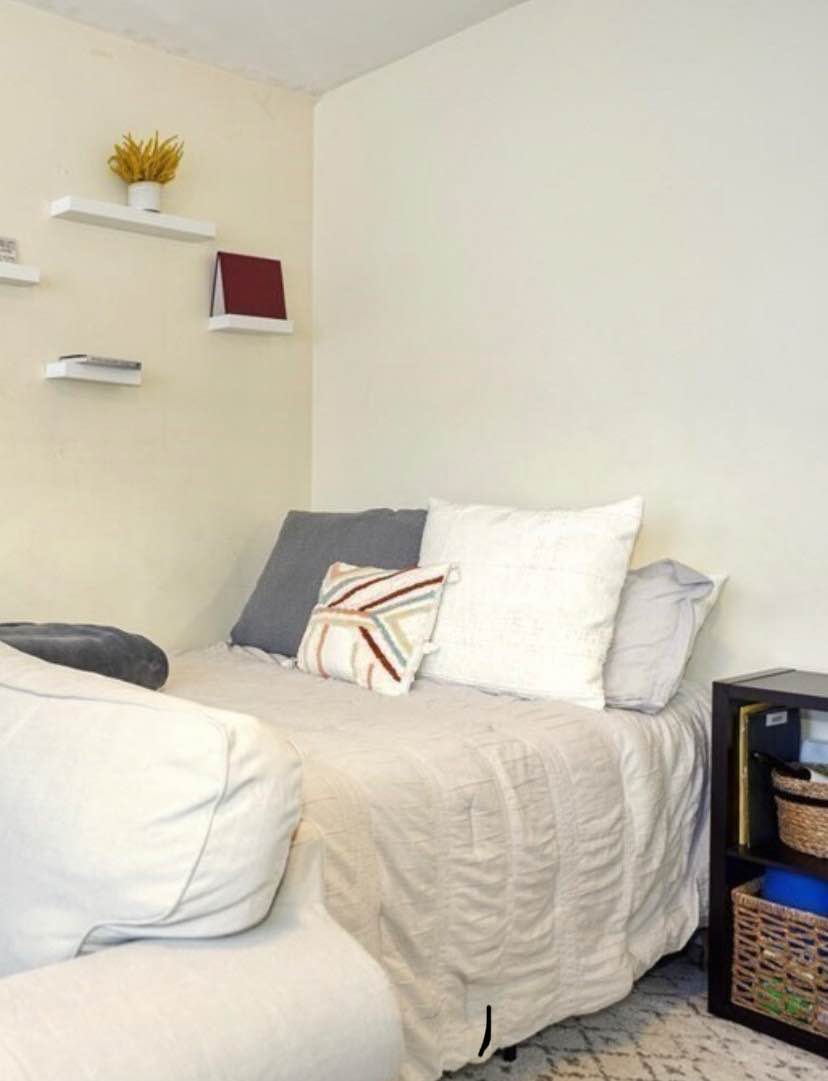 A charming and meticulously maintained one-bedroom apartment. This ideal unit is perfectly suited for a single professional or a couple. For inquiries or to arrange a viewing, please contact Justinzach614@gmail.com.
