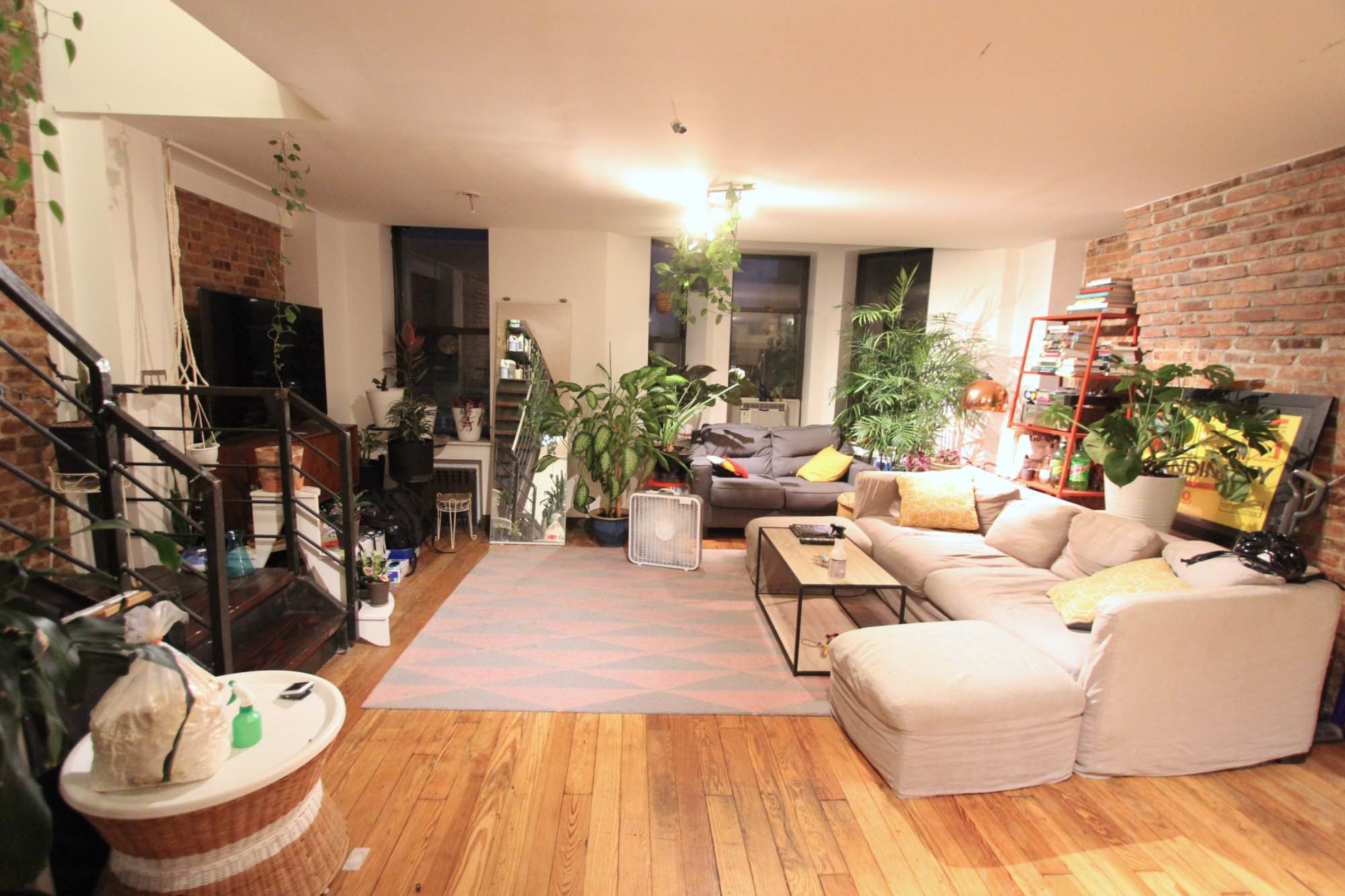 Spacious sun-drenched room furnished with a queen sized bed available now!
Located in a 5 bedroom, 3 bathroom three story townhouse. We have a private garden, fully stocked chefs kitchen, and large communal living room with smart tv and XXL cozy couch.
Apartment features 3 bathrooms, ample storage space, and is pet-friendly.
We do have 3 dogs and fish tanks, please also be pet-friendly :)
Rooftop garden with grill, lounge chairs, herbs, vegetables and large floral arrangements.