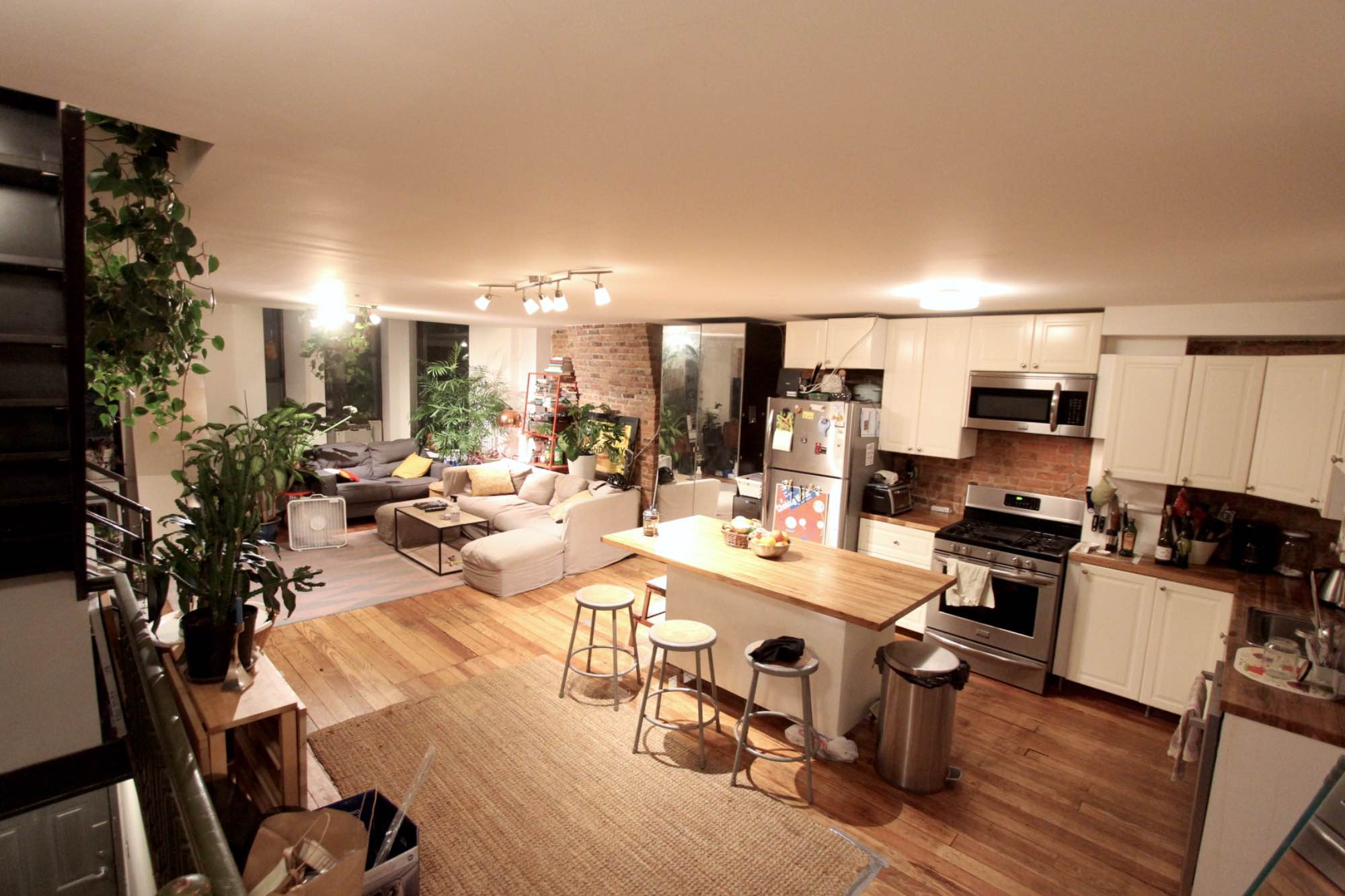 Spacious sun-drenched room furnished with a queen sized bed available now!
Located in a 5 bedroom, 3 bathroom three story townhouse. We have a private garden, fully stocked chefs kitchen, and large communal living room with smart tv and XXL cozy couch.
Apartment features 3 bathrooms, ample storage space, and is pet-friendly.
We do have 3 dogs and fish tanks, please also be pet-friendly :)
Rooftop garden with grill, lounge chairs, herbs, vegetables and large floral arrangements.