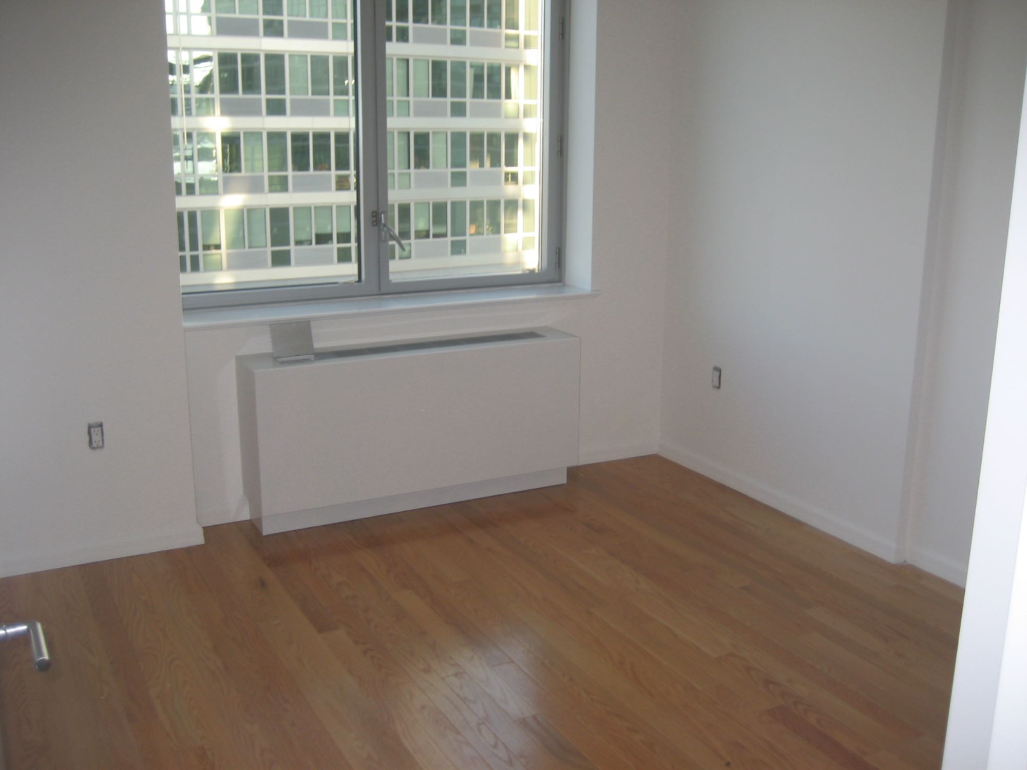 1 Br Available in brand new 2 Br Apartment, 700 sq feet, Unfurnished, Rent stabilized

Door man, Elevator, Fitness Center, Laundry room, Roof Deck with great view of Manhattan

Includes dishwasher, microwave, large refrigerator

5 minutes to G, E, M, 7 and 8 minutes to R,Q, N trains (Court Square station across the street)

1 stop to 51/53 street (6 minutes by train)

4 minutes to Target, Citibank tower

7 minutes to Trader Joe's and other Supermarkets

No broker fee. I am a tenant occupying one bedroom and subleasing out the other bedroom.

Available for 1 year lease or longer.