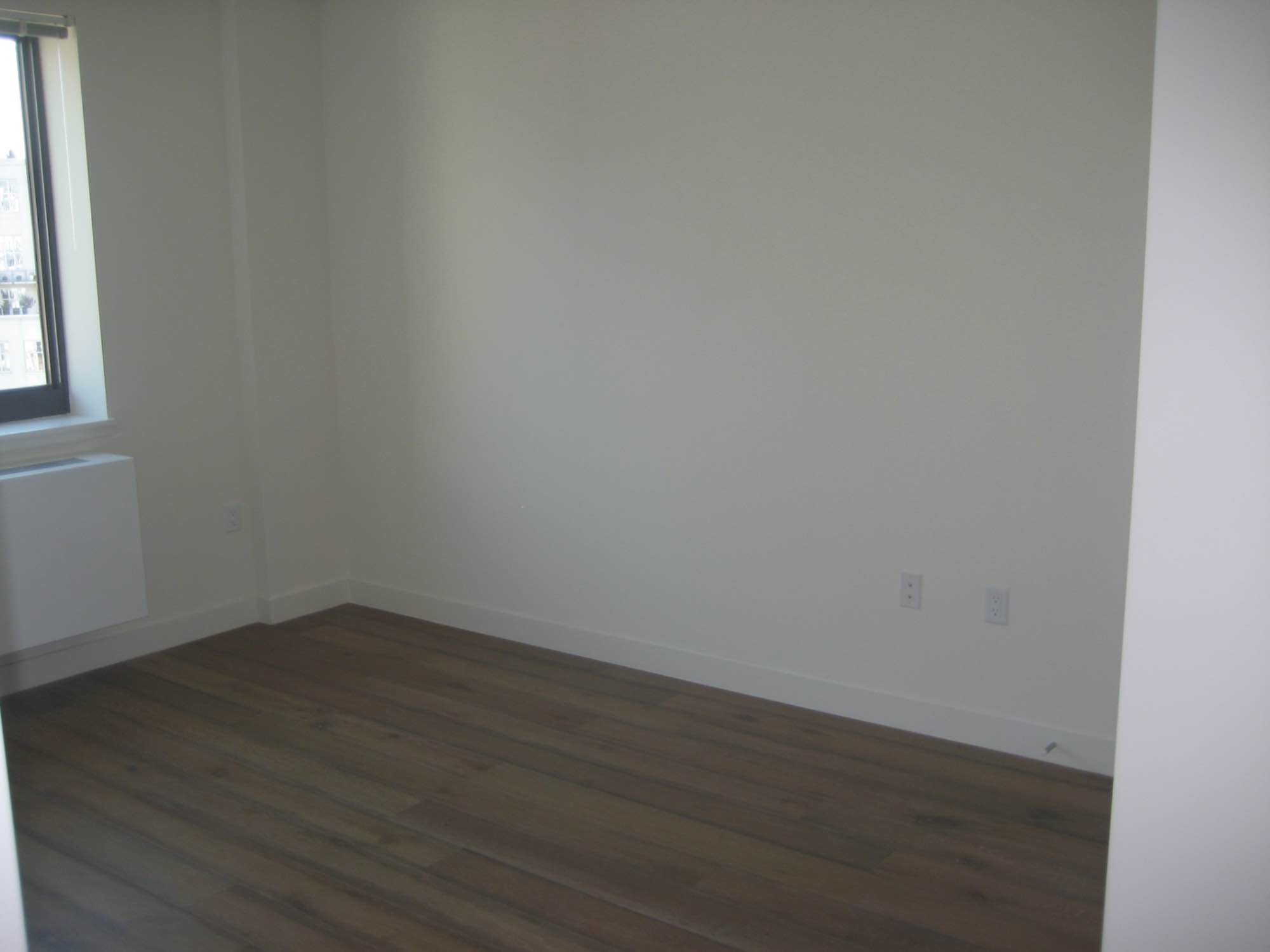 1 Large Br Available in brand new 2 Br Apartment, 800 sq feet, Unfurnished, Rent stabilized
Door man, Elevator, Fitness Center, Laundry room, Roof Deck with great view of Manhattan
Includes dishwasher, microwave, large refrigerator
5 minutes to G, E, M, 7 and 8 minutes to R,Q, N trains (Court Square station across the street)
1 stop to 51/53 street (6 minutes by train)
4 minutes to Target, Citibank tower
7 minutes to Trader Joe’s and other supermarkets
No broker fee. I am a tenant occupying one bedroom and subleasing out the other bedroom.
Available for 1 year lease or longer.