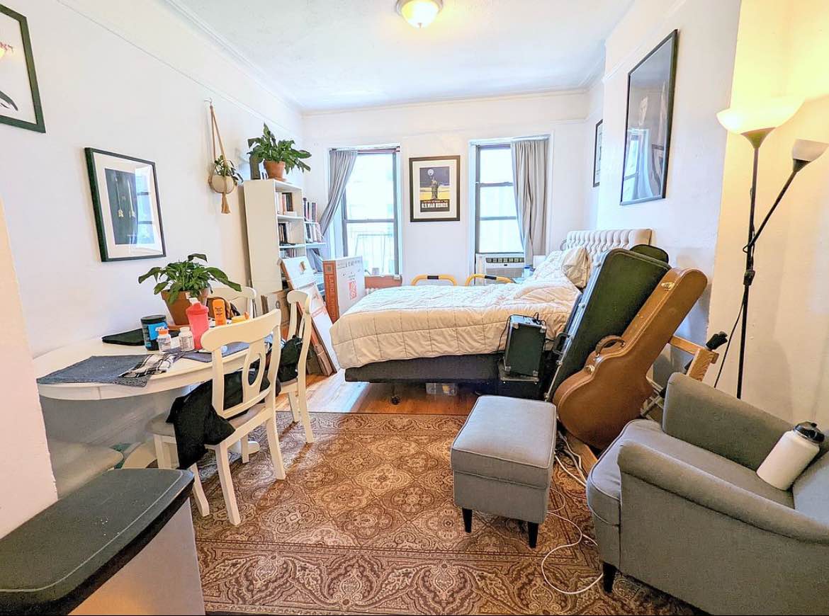 Room rental in 145 W 58th St #8l, New York, NY 10019, USA - entire Room