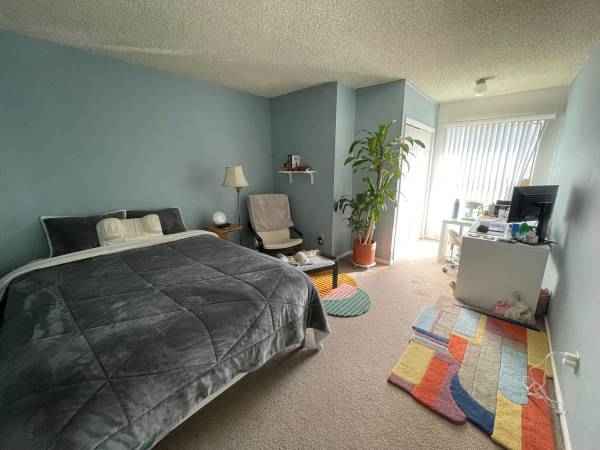 Hello! There is a private bedroom/shared bathroom available for rent for in a spacious 3 bedroom/2 bathroom Santa Monica apartment. Move-in date is November 1st, but can be flexible if you'd like to move in a little before or after. The two roommates you will live with are in their early 30s. One of them occupies the master bedroom that has its own private bathroom, and the other occupies one of the remaining two bedrooms that shares a bathroom; you would be taking the third bedroom that shares the bathroom.

The monthly rent is $800, but this does not include electricity or WiFi, which usually ranges from $25-40 a month per person. There is a $400 security deposit. The building takes care of trash and water (there is no gas, everything runs on electricity), and there is onsite laundry and easy street parking that does not require a permit (but you do need to be wary of street sweeping days). Per building management, no smoking and no pets. The room will be unfurnished, but the common areas (dining area and living room) are furnished. However, we are open to adding/switching out furniture in the common areas!

The culture at the place is relaxed, friendly, and generally quiet. The roommates like to have occasional chats and catch-ups in the common areas when they have time, but they also allow each other space to do their own thing. They both have full-time jobs, with one of them working a hybrid schedule. Someone who is considerate, kind, and communicative would fit in well here!

The neighborhood is quiet and near a number of restaurants and cafes. There is a Whole Foods and Trader Joe’s nearby as well for easy grocery shopping.

If interested, please email me (I am the one moving out) a bit about yourself (age, work/profession, hobbies, lifestyle, what you're looking for in roommates, etc., whatever you are comfortable with sharing) as well as any questions you may have!