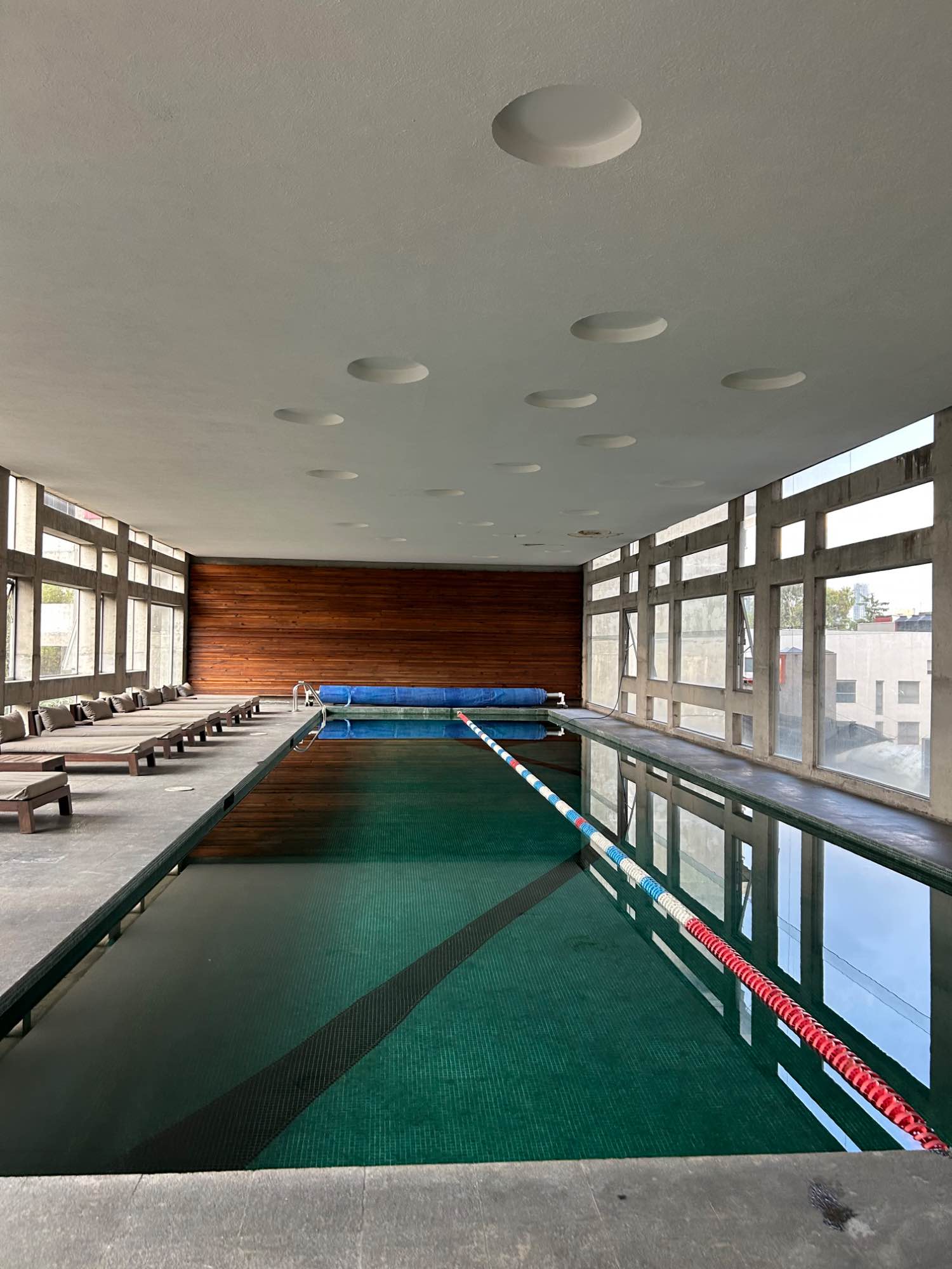 Living in this apartment places you in one of the best areas of the city. You have a private room and your own bathroom, located just meters away from Chapultepec Forest and minutes from Polanco, Reforma, and La Roma. The apartment boasts ample natural light, 24-hour security, and various amenities such as a gym, pool, steam room, and private parking. I share the apartment with a very calm cat. You are conveniently close to a supermarket and surrounded by numerous cafes. I am seeking a responsible individual who is focused on their work. 

Prices are in Mexican pesos.