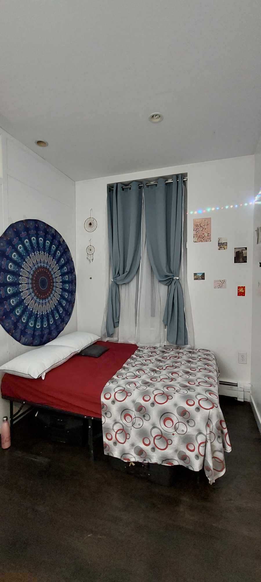 Private room in 4 beds 🛌  2 baths🛀 appt

Location 🏡 : South West Harlem (113 St and Frederick Douglass avenue)

Moving date : 10 th of June  
- short term subleuse until the 30th of june: 950 $💸 💰(for 20 days)
- long term and signing the lease in July (rent around 1400 $ 💸💰per month)

Paks 🌳: 
- 5 min from Central Park 110 St and UWS. 
- 5 min from Morningside Park
- 15 min from Riverside Park 

Metros 🚈: 
- 5 min from the C and B
- 8 min from the 2 and 3 
- multiple bus lignes 

10 min walk from Columbia University 🎓
Close to Lidle 

Here are pictures of the room. I can send you a video of the appartment and the room if you want.