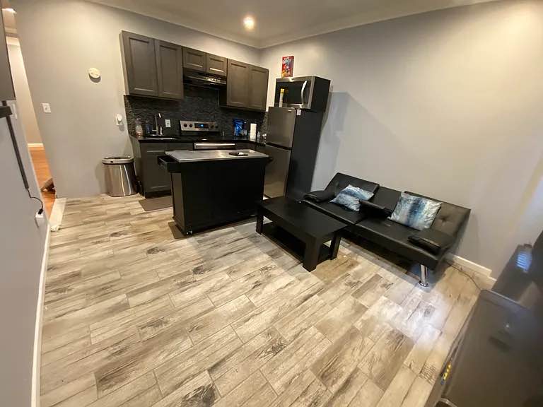 Discover the perfect blend of coziness and space in this newly updated apartment! This spacious unit features modern finishes and a comfortable layout, offering a welcoming atmosphere for you to call home. ALL Utilities are included. Conveniently located near public transportation, shops, and restaurants, it provides easy access to everything you need. Don't miss out on this fantastic opportunity!
For more details on securing the apartment, please email me on (miacampbell909@outlook.com)