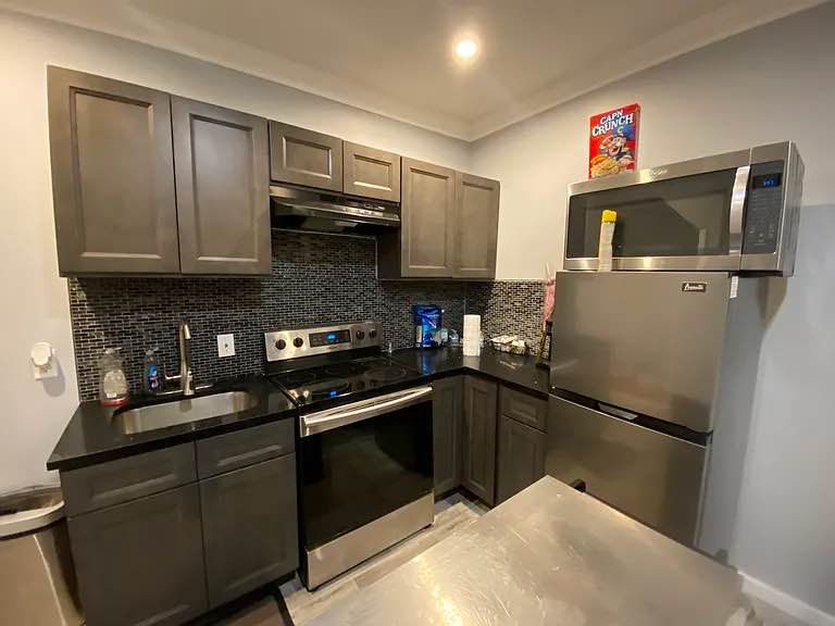 Discover the perfect blend of coziness and space in this newly updated apartment! This spacious unit features modern finishes and a comfortable layout, offering a welcoming atmosphere for you to call home. ALL Utilities are included. Conveniently located near public transportation, shops, and restaurants, it provides easy access to everything you need. Don't miss out on this fantastic opportunity!
For more details on securing the apartment, please email me on (miacampbell909@outlook.com)