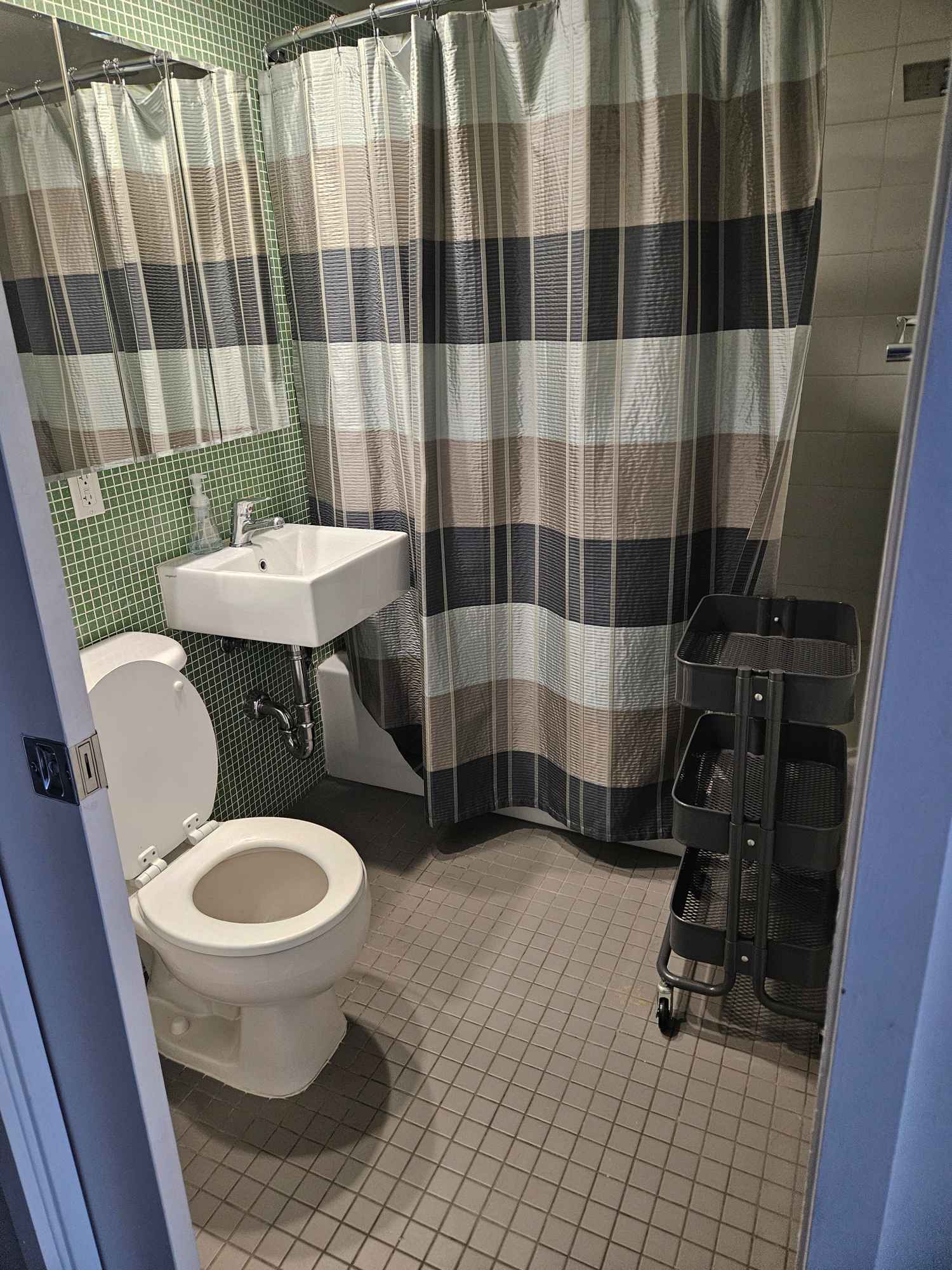 Water, sewage, gas, and internet included. No deposit.
Im gone the majority of the day. 