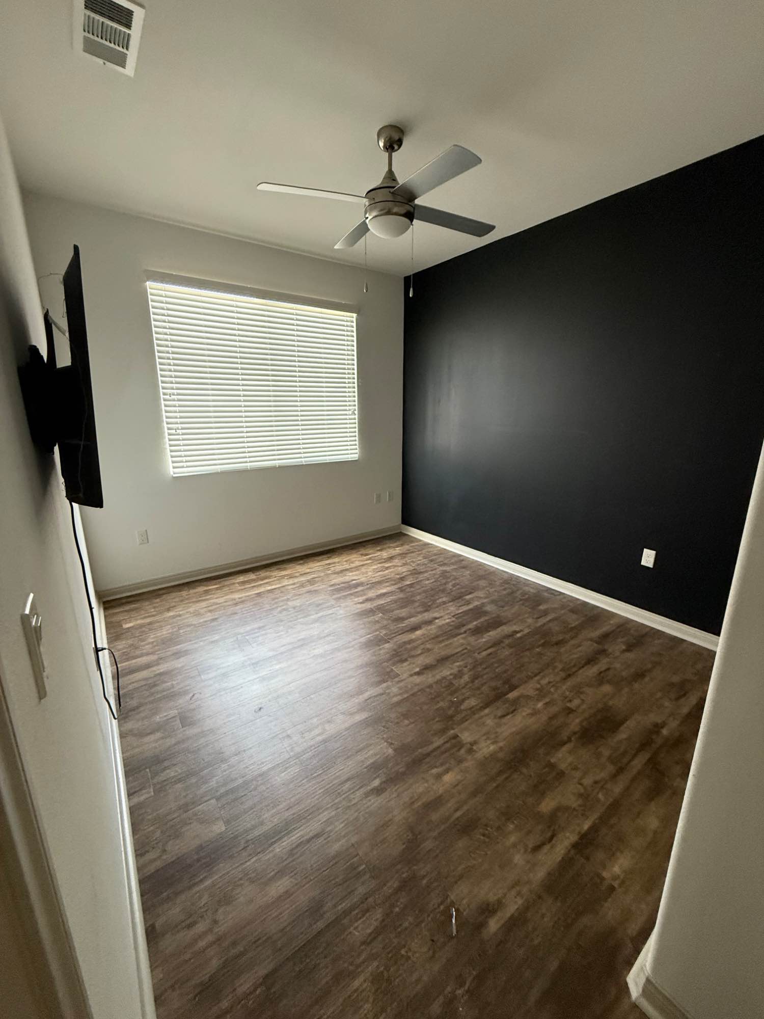 I’m a working professional who enjoys a clean and peaceful home environment. I’m respectful of others’ space and value good communication and mutual respect. When I’m not working, I enjoy hiking, working out, golfing, spending time with family, and staying active. I’m looking for someone who is responsible, clean, and considerate to share this comfortable space.