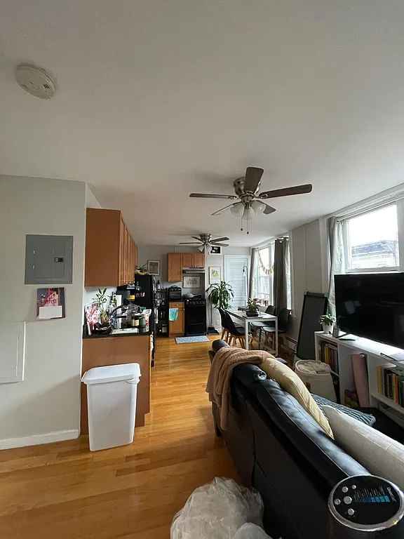 Looking for a quiet and comfortable space to call your own? Our private studio is available for rent. For more information and to schedule a viewing, please contact Auwejwu@gmail.com. We look forward to hearing from you.