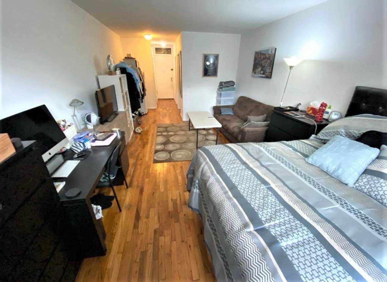 I’m looking for someone who’ll genuinely enjoy living here. The apartment is comfortable, bright, and has a really calm energy. It’s in a convenient area with easy access to transportation, shops, and food spots.

I care about finding the right fit  someone clean, respectful, and responsible who’ll treat the space well. Move-in is available now.

If this feels like your kind of place, send me a message and tell me a little about yourself.