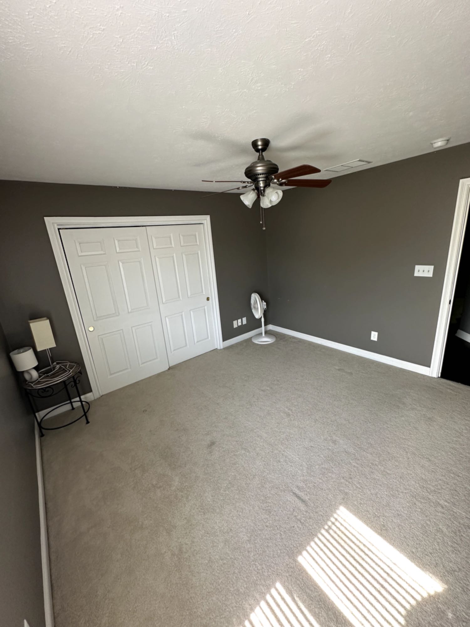 Multiple rooms are available - Rent is negotiable depending on which room you’d like or happy to discuss multiple rooms. Will possibly rent out entire basement with private bath also. One large with multiple closets, one medium with a sliding closet. Dual Vanity full bath upstairs. plenty of room/privacy. Shared spaces: full basement with theater, wet bar, pool table, gym, and full bath(could be a private use). Chef’s kitchen with large fridge, family room with 65“ 4k TV. Large drive way for parking or there’s one garage spot available. Large Home(5300sqft) for plenty of shared space and enough room for privacy.
Gigabit internet/wifi. Washer/dryer. Pretty much anything you could possibly need