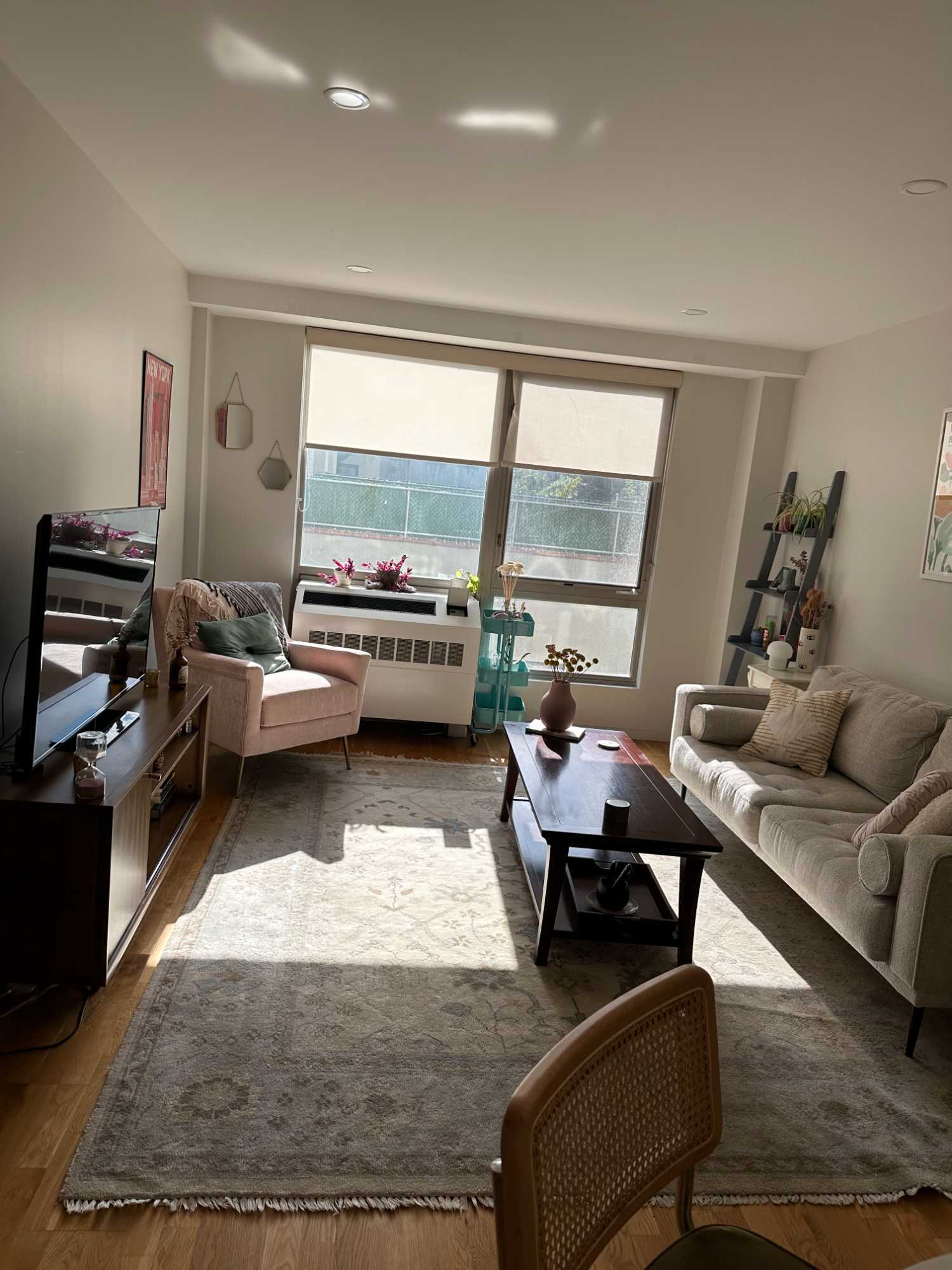 Large room available in my rent-stabilized 2 bed/2 bath apartment for an 11/1 move in. The bedroom can easily fit a queen bed and other furniture, has a large double-door closet, and en-suite bathroom. There’s central AC/heat in both the living room and bedrooms, the kitchen has a dishwasher & the building has a gym, lounge, furnished rooftop, and laundry in the basement. There is both an income min and max for the unit (inquire for more details).
Looking to share the space with someone clean & low key. I WFH and will spend my evenings cooking at home, watching reality TV, etc