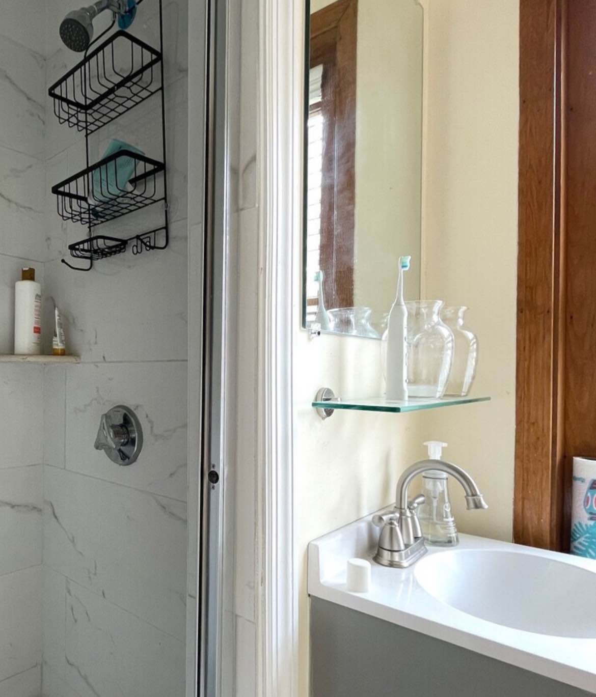 A charming and meticulously maintained one-bedroom apartment. This ideal unit is perfectly suited for a single professional or a couple. For inquiries or to arrange a viewing, please contact Fenanbriones@gmail.com.