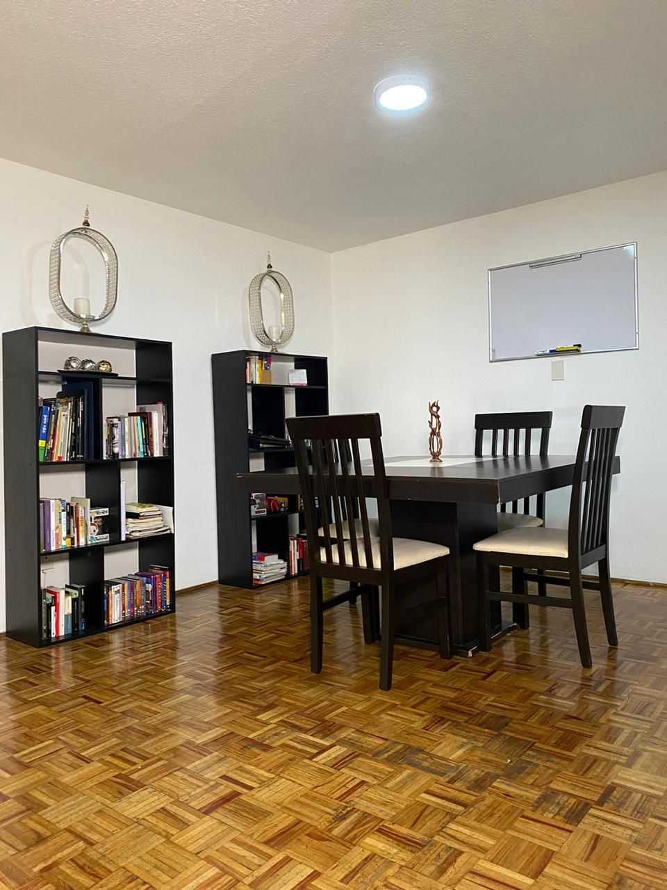 Estará disponible a partir del 1ero. de agosto del 2025. El depa es grande y está ubicado en la Calle Augusto Rodin de la Colonia Nápoles, a pocas calles del Metrobús Colonia del Valle. Tiene Todo cerca: Oxxo, Ecobici, Metro San Antonio, Superama, bancos, etc. La habitación tiene clóset. El depa tiene todo: internet, agua caliente, cuarto de lavado, jaula en el exterior para tender ropa, lavadora, refri, microondas. El baño es compartido con una persona. En el depa vivirían 2 personas más, una en cada una de las otras dos habitaciones. Los servicios son compartidos y adicionales. No mascotas, no fumadores. La habitación no está amoblada, se entrega vacía y limpia. La Renta mensual es de: 6,000 pesos. Para entrar se pide primer mes adelantado y un mes de depósito. Más info y ver el espacio: Whatsapp 5561450027