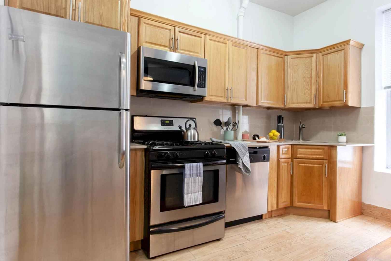 This shared apartment is located in Upper West Harlem, close to St. Nicolas Park and City College! This is a pedestrian friendly area with many restaurants, coffee shops and grocery stores around the building. The subway lines 2, 3, B and C are only a few blocks away.
