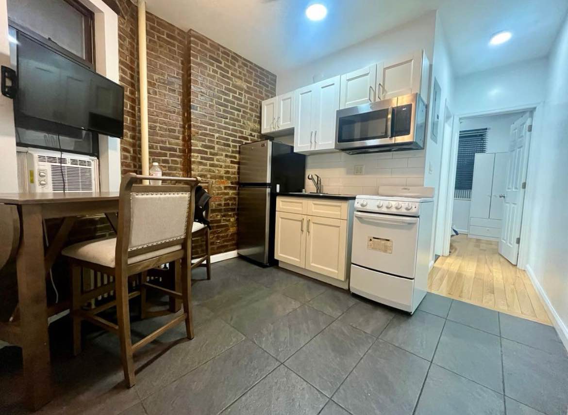 This comfortable and fully private one-bedroom apartment is available now for both short- and long-term stays. It offers all the privacy you need, including your own private bedroom, private bathroom, and private closet. The home features a fully equipped kitchen with cream-colored cabinets, granite countertops, a dishwasher, microwave, oven, and refrigerator, perfect for easy and enjoyable cooking.

The cozy living room comes furnished with warm hardwood floors, a 32-inch flat-screen TV, and comfortable seating, making it a great place to relax or work from home. High-speed Wi-Fi is included, and the apartment has its own washer and dryer for your convenience.

With a flexible month-to-month lease option and pets welcome, this apartment is perfect for anyone looking for a ready-to-move-in home. Amenities include furnished common areas, dine-in kitchen, free in-home laundry, and modern appliances.

The location is ideal, just minutes away from several local parks, restaurants, and bars, giving you plenty to enjoy right outside your door.

Kindly reach out for more information and share your contact number for quick communication.
