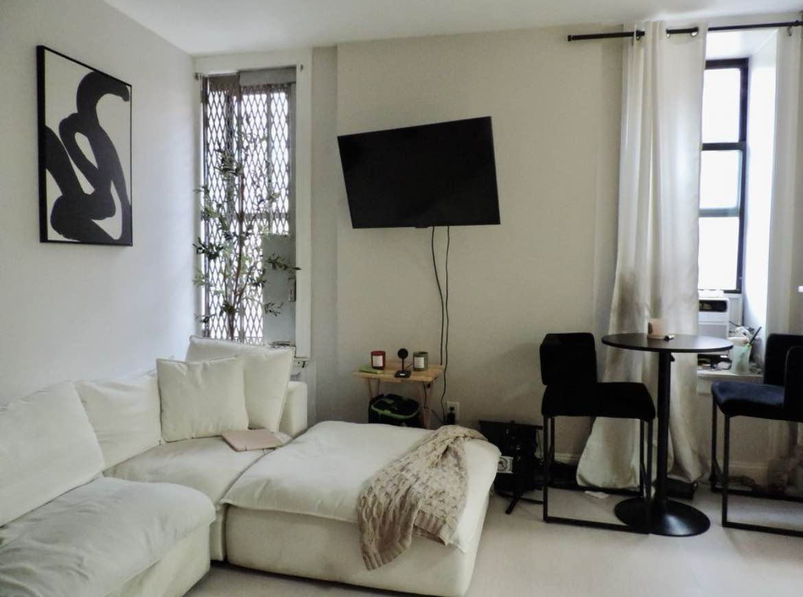 Room rental in 250 W 20th St #1d, New York, NY 10011, USA - entire Room