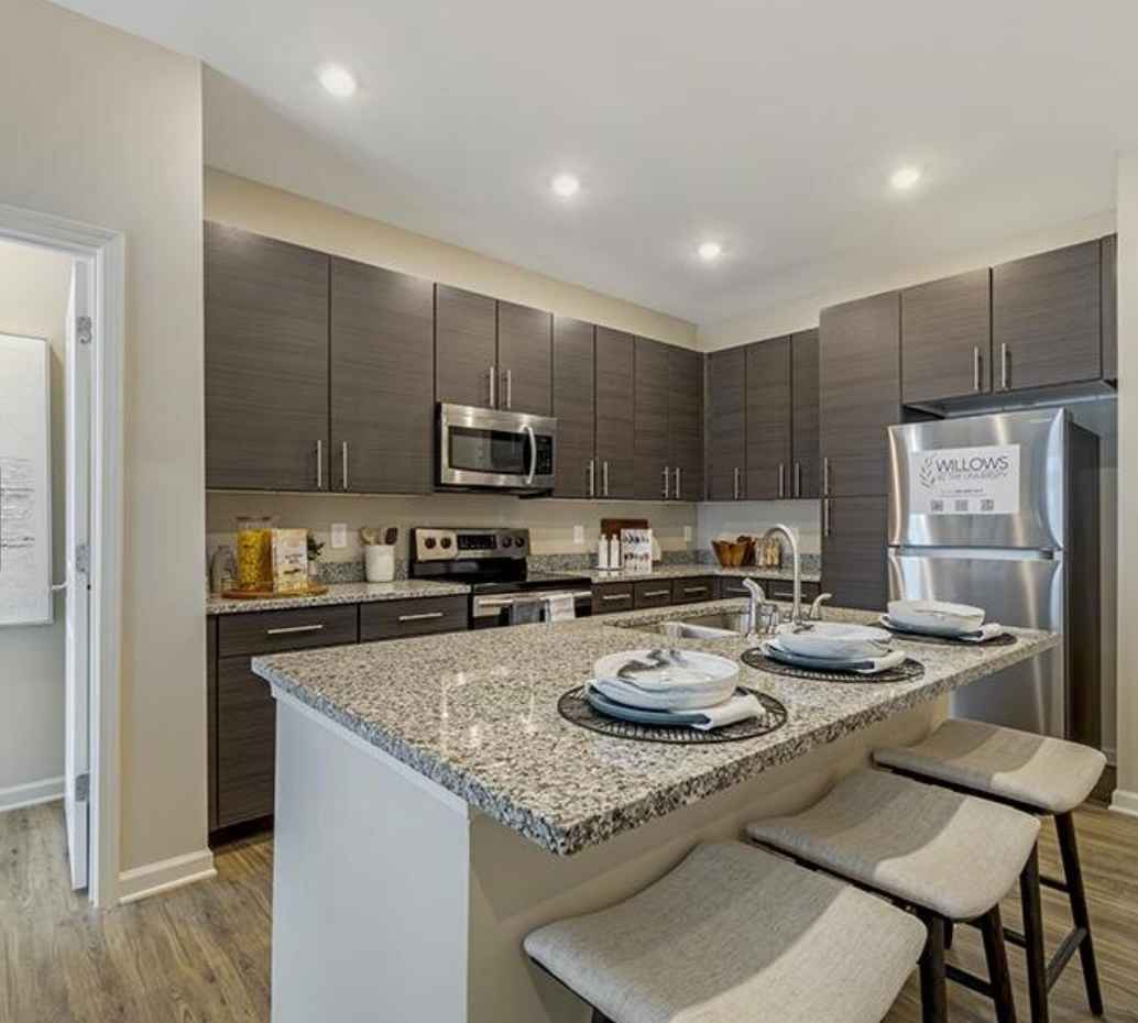 This is a beautiful 2 bed 2 bath. great ammenities, gym, pool and storage included. We also have a nice balcony with a good view. Room furnished

Hi! so I currently live in a nice luxury apartment. I have a roommate who will be here still but i will be moving out before my lease ends so i need a new person to come in and take over my lease :) Looking to get someone in here asap. Thanks and hope to hear from yo

