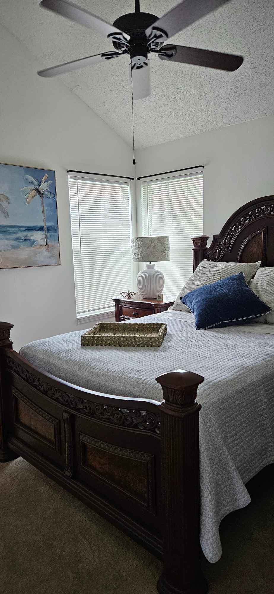 Roommate wanted to share condo space. You will have your own room and bathroom unless family comes to visit, then you'll need to share for the short timeframe that they are here. You'll have your own parking spot as well. We have a pool, tennis court and pug house. The Condo complex is really nice and five minutes away from all amenities, five minutes away from the college and fifteen minutes away from the beach. Rent includes utilities.
If you are responsible for yourself, clean up after yourself, do not smoke and are not a partier, please feel free to connect with me. Otherwise, I respectfully ask you to continue your search as you may be happier rooming with someone else.