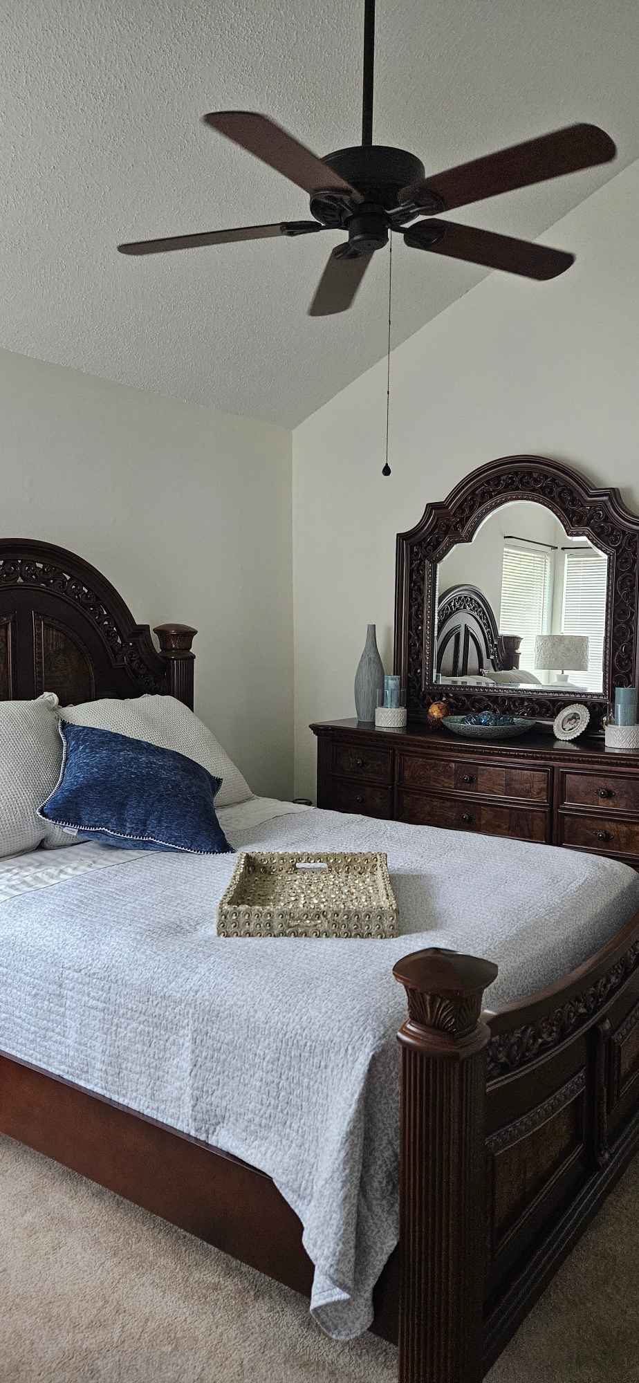 Roommate wanted to share condo space. You will have your own room and bathroom unless family comes to visit, then you'll need to share for the short timeframe that they are here. You'll have your own parking spot as well. We have a pool, tennis court and pug house. The Condo complex is really nice and five minutes away from all amenities, five minutes away from the college and fifteen minutes away from the beach. Rent includes utilities.
If you are responsible for yourself, clean up after yourself, do not smoke and are not a partier, please feel free to connect with me. Otherwise, I respectfully ask you to continue your search as you may be happier rooming with someone else.