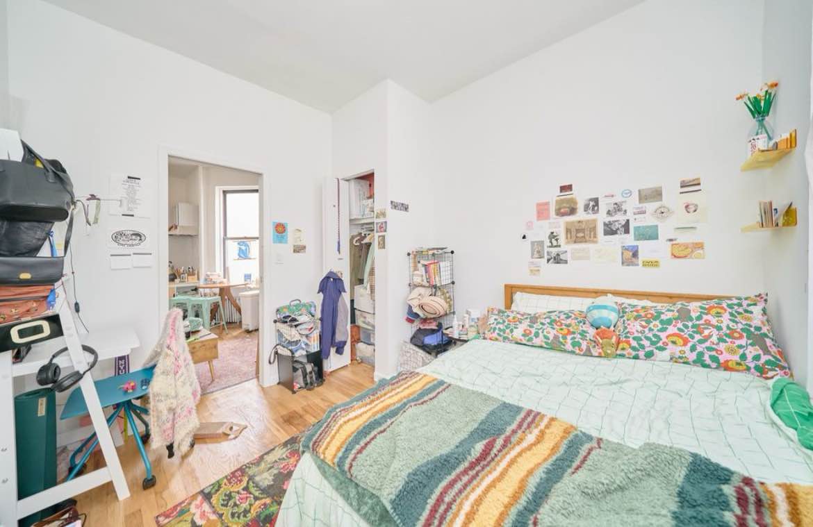 Seeking a compatible roommate to take over my lease in a charming apartment located just blocks away from transportation hubs and various amenities. This bright and spacious unit boasts ample storage, pet-friendly policies, and essential amenities including A/C, heating, and WiFi. The building features convenient perks like an elevator and a live-in superintendent. As a professional working in publishing, I enjoy movie nights, dining out, city strolls, and creative pursuits. If you're laid-back, tidy, and communicative, let's chat to arrange a viewing!