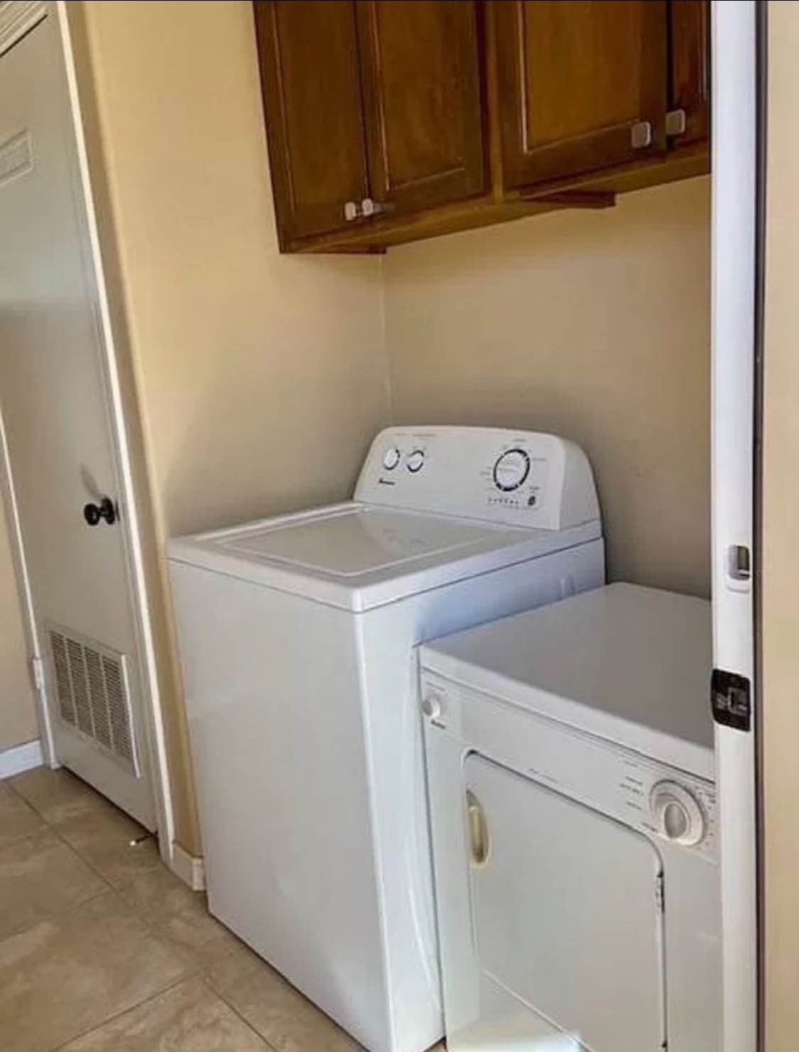 Hello! I'm a very easygoing, quiet, and clean individual who respects others' privacy and is looking for a like-minded roommate to share a lovely home. I enjoy drinking wine, traveling, and cooking in my downtime, and I truly value a relaxed, drama-free environment.
If you're someone who appreciates peace of mind, mutual respect, and a calm, comfortable space to come home to, this could be the perfect fit for you.
Looking for a professional or student with similar values-.
Let's connect and see if we're a match! Ashleyshilla3