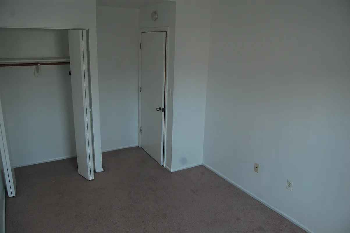 1 Bedroom available for rent! You'll have private bedroom, and shared bath/living space!

We're Nicole and Kyle, we are creatives (musicians & event producers) who are looking for someone to sublet our extra room from SEPT 1st, 2025 to Aug 1st, 2026. 

Details: 

- 1 bed, 1 bath, shared spacious living area (even a chill lil loft space, see photos!)
- Treelined block about 10 min walk to L, J, and M trains
- Close to nightlife and restaurants etc
- All utilities are covered in monthly rent: wifi & electricity 
- Min 6 month sublet
