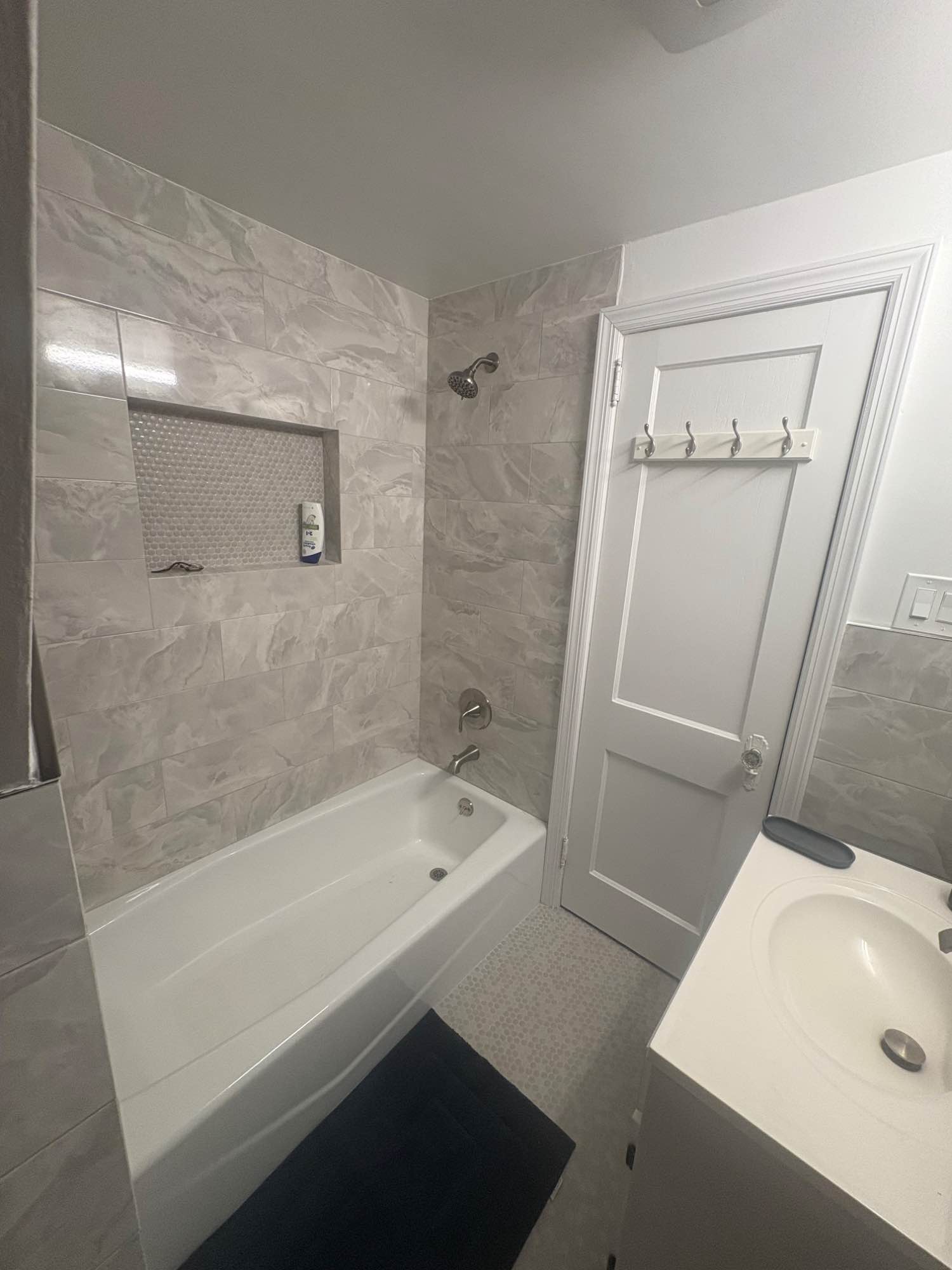 I just moved in and I’m currently looking for two housemates to share the space. There are 2 rooms to choose from available, both are fairly similar in size and layout. Parking is available on the property (driveway) and the street. Shared kitchen.